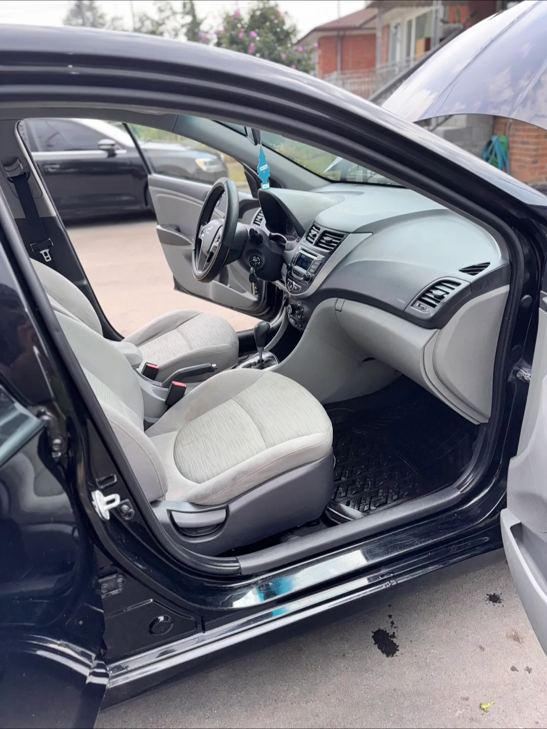 Hyundai Accent - Black image indicator(9)