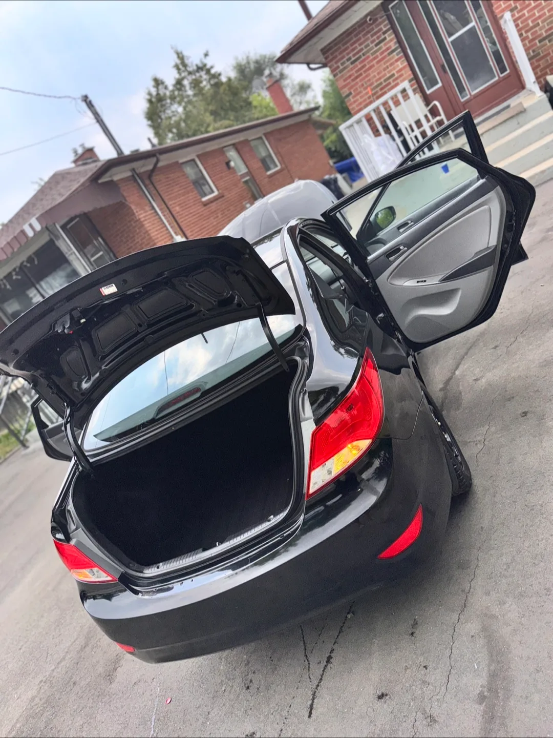 Hyundai Accent - Black image indicator(10)