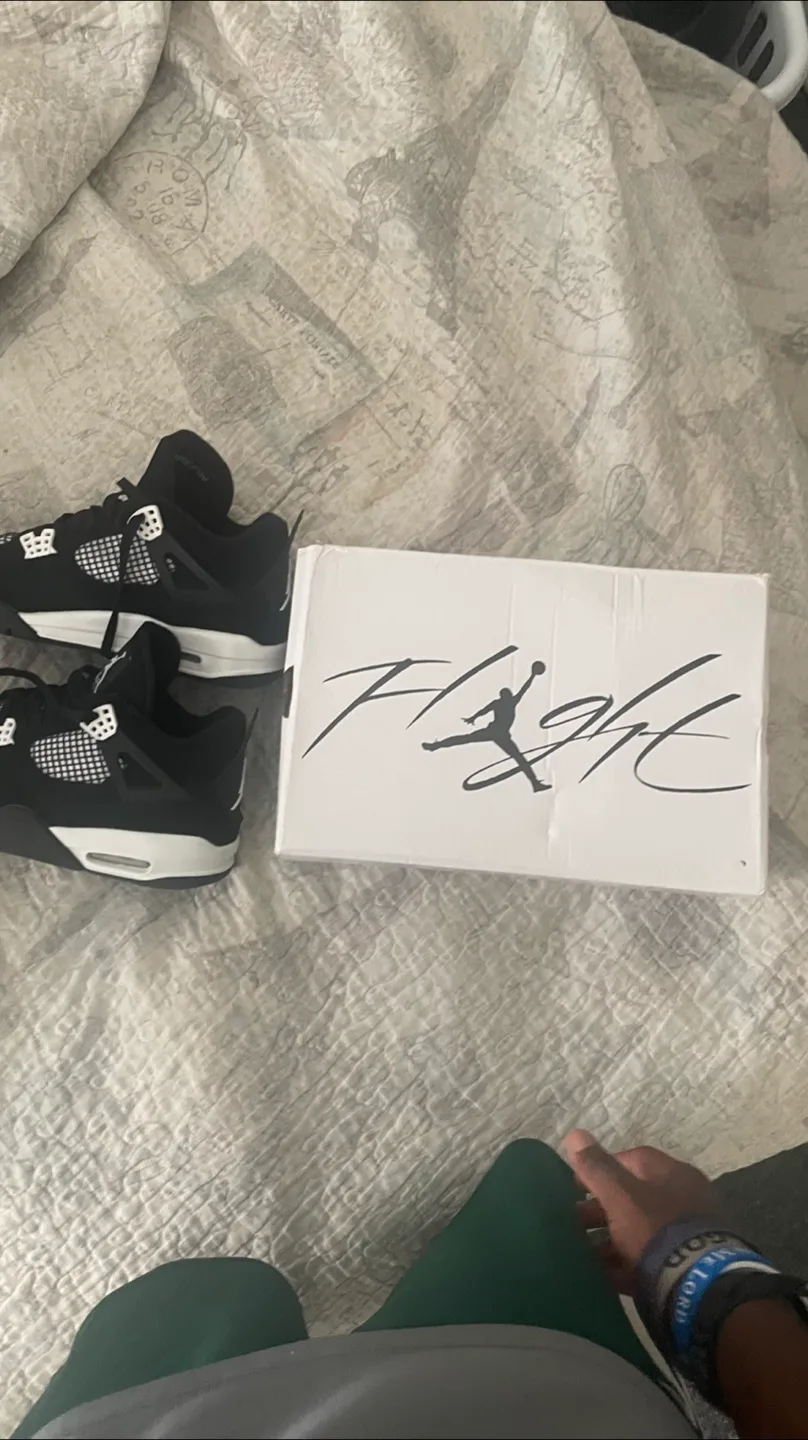 Air Jordan 4 Retro Black/White, Size 9.5 thumbnail