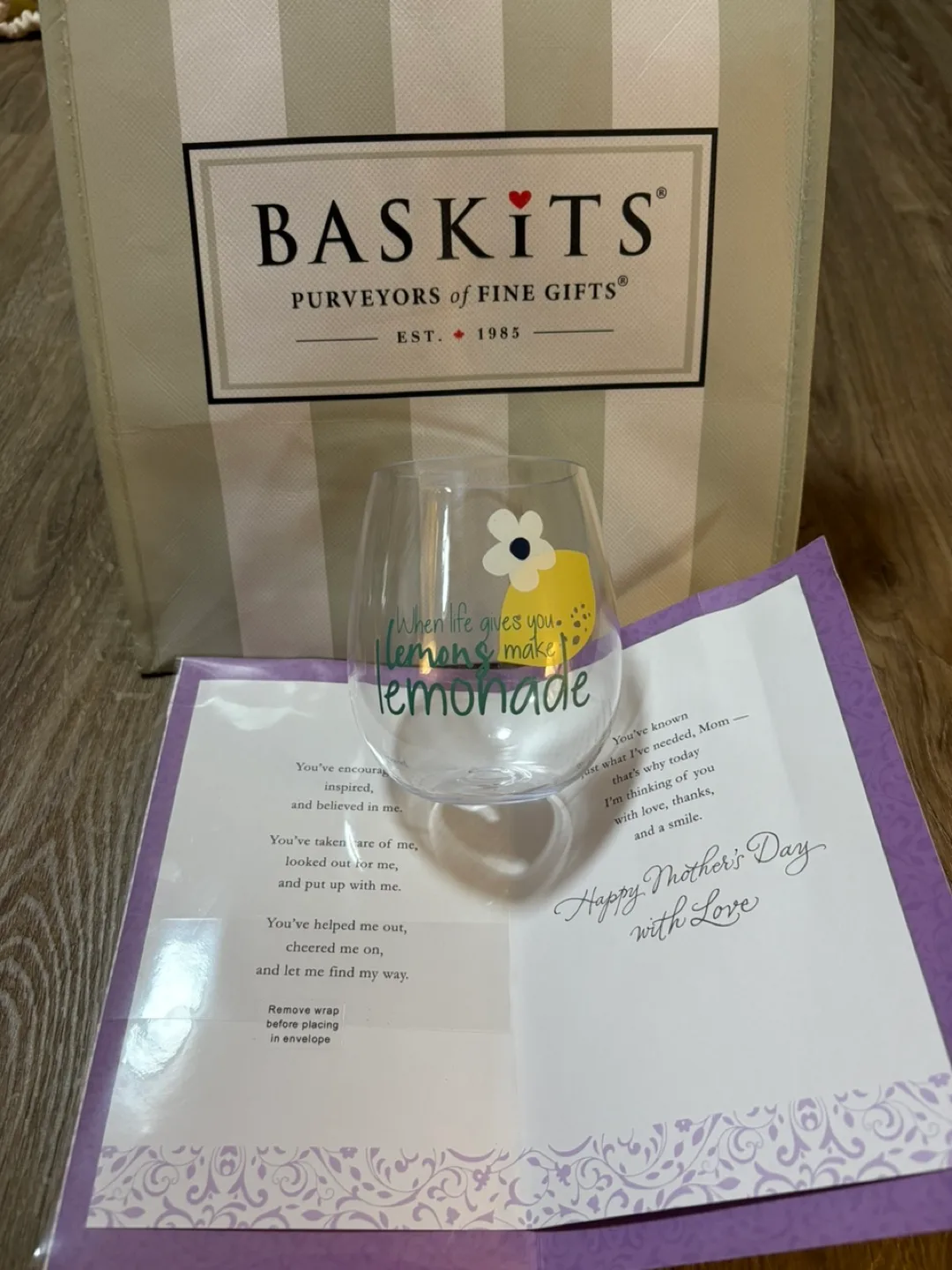 Baskits Gift Set with Wine Glass image indicator(2)