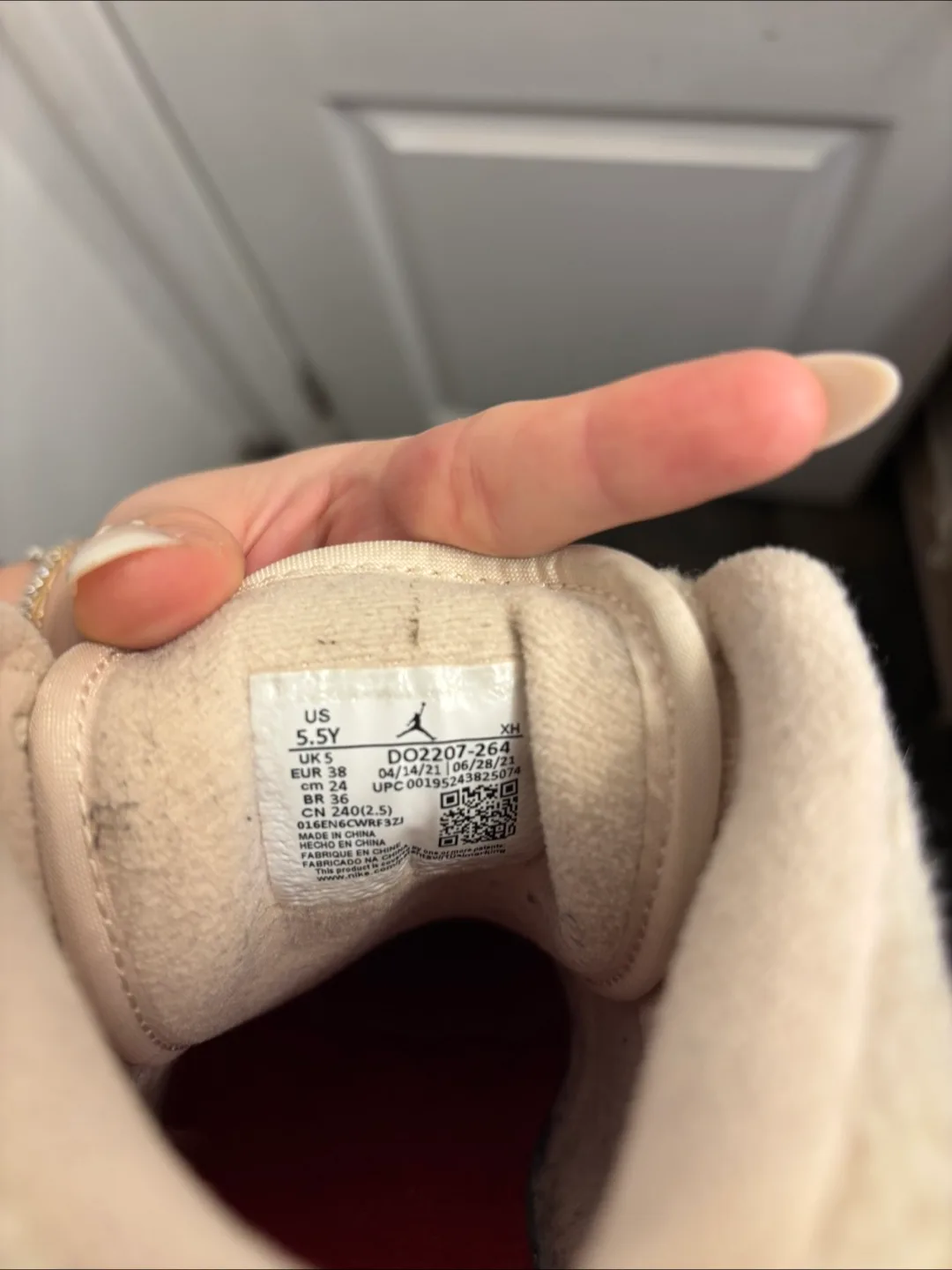 Nike Air Jordan 1 Mid SE Sherpa 5.5 Youth image indicator(4)