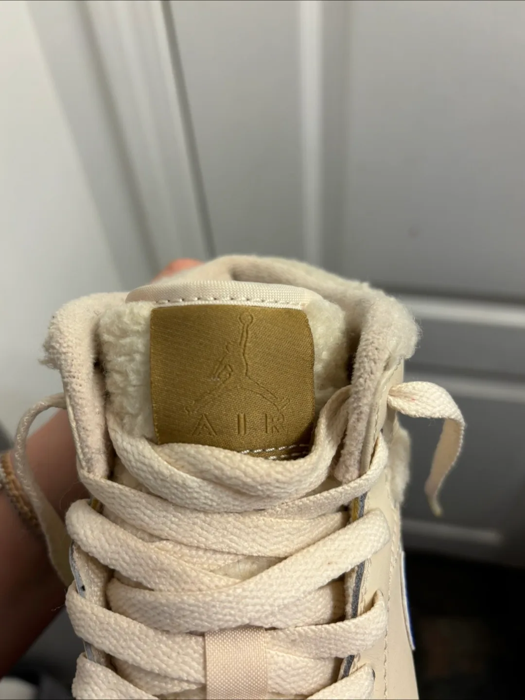 Nike Air Jordan 1 Mid SE Sherpa 5.5 Youth image indicator(3)