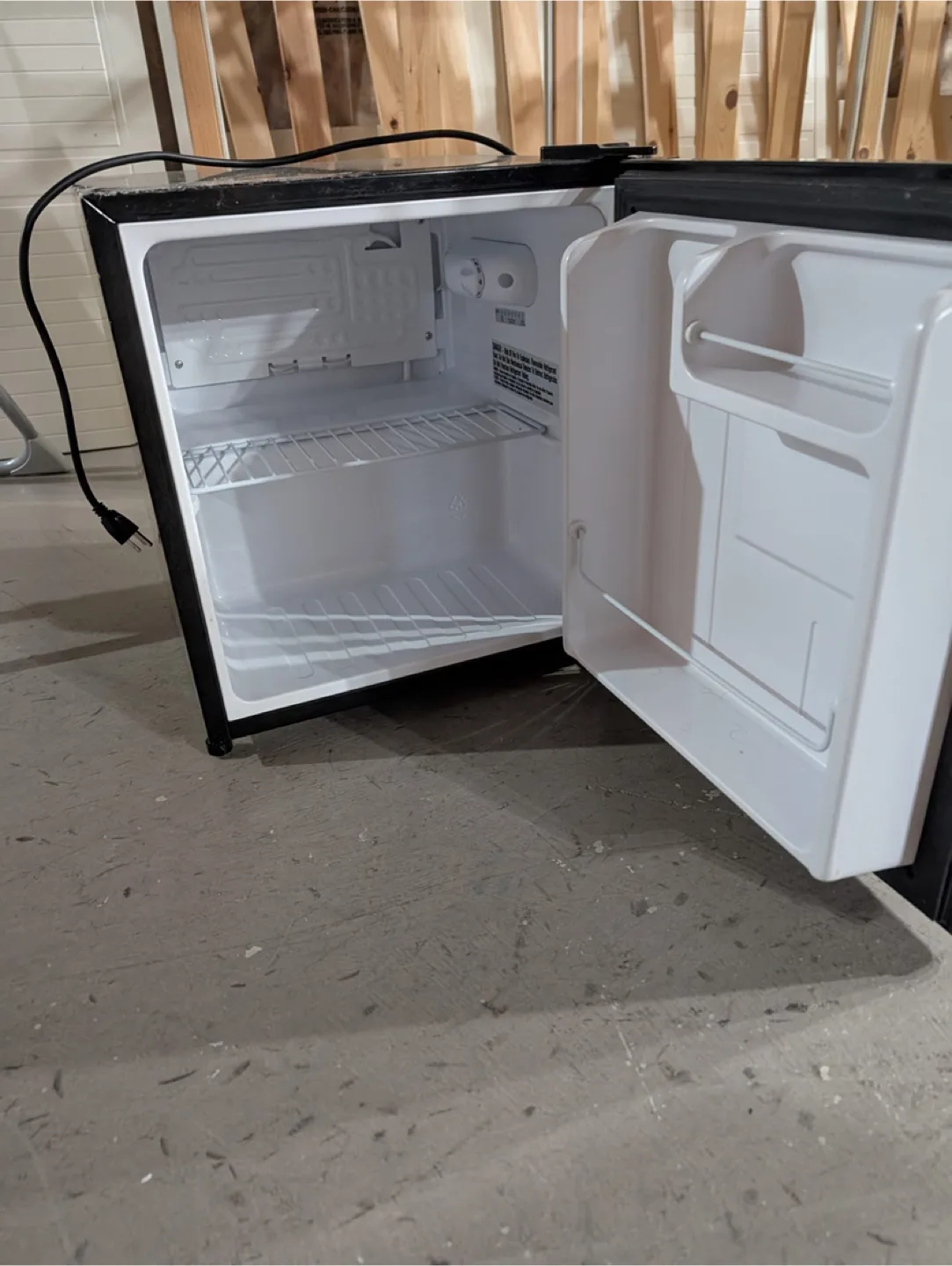 Insignia Mini Fridge - Black image indicator(2)