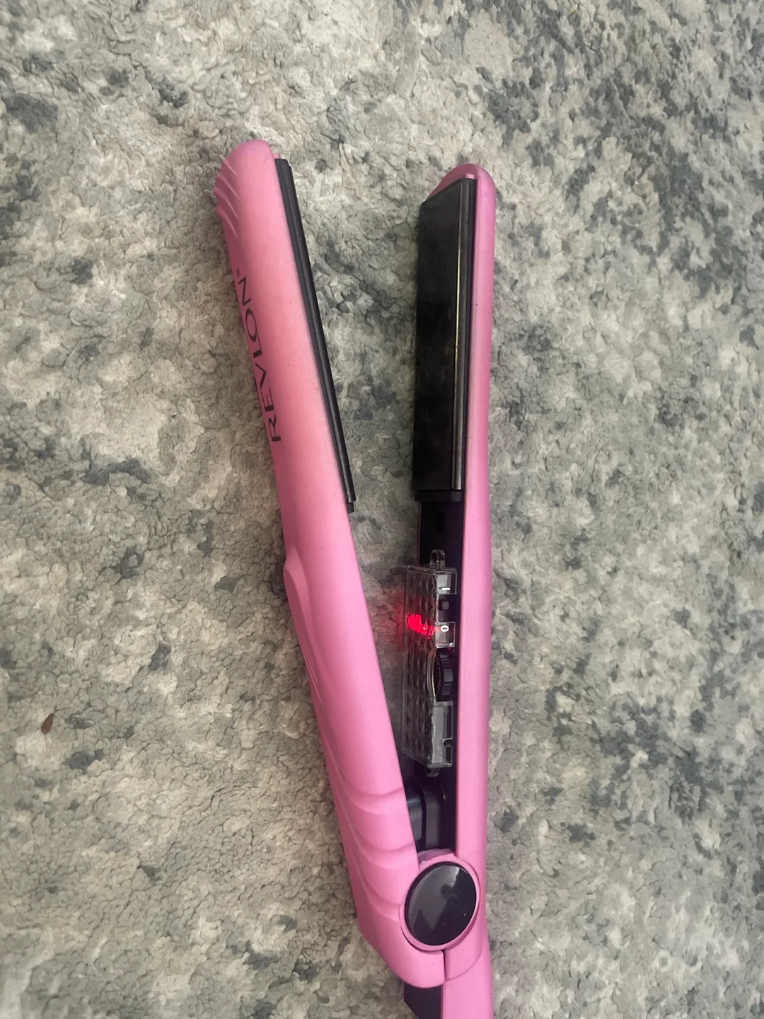 Revlon Pro Collection Salon Straight Titanium Flat Iron image indicator(2)