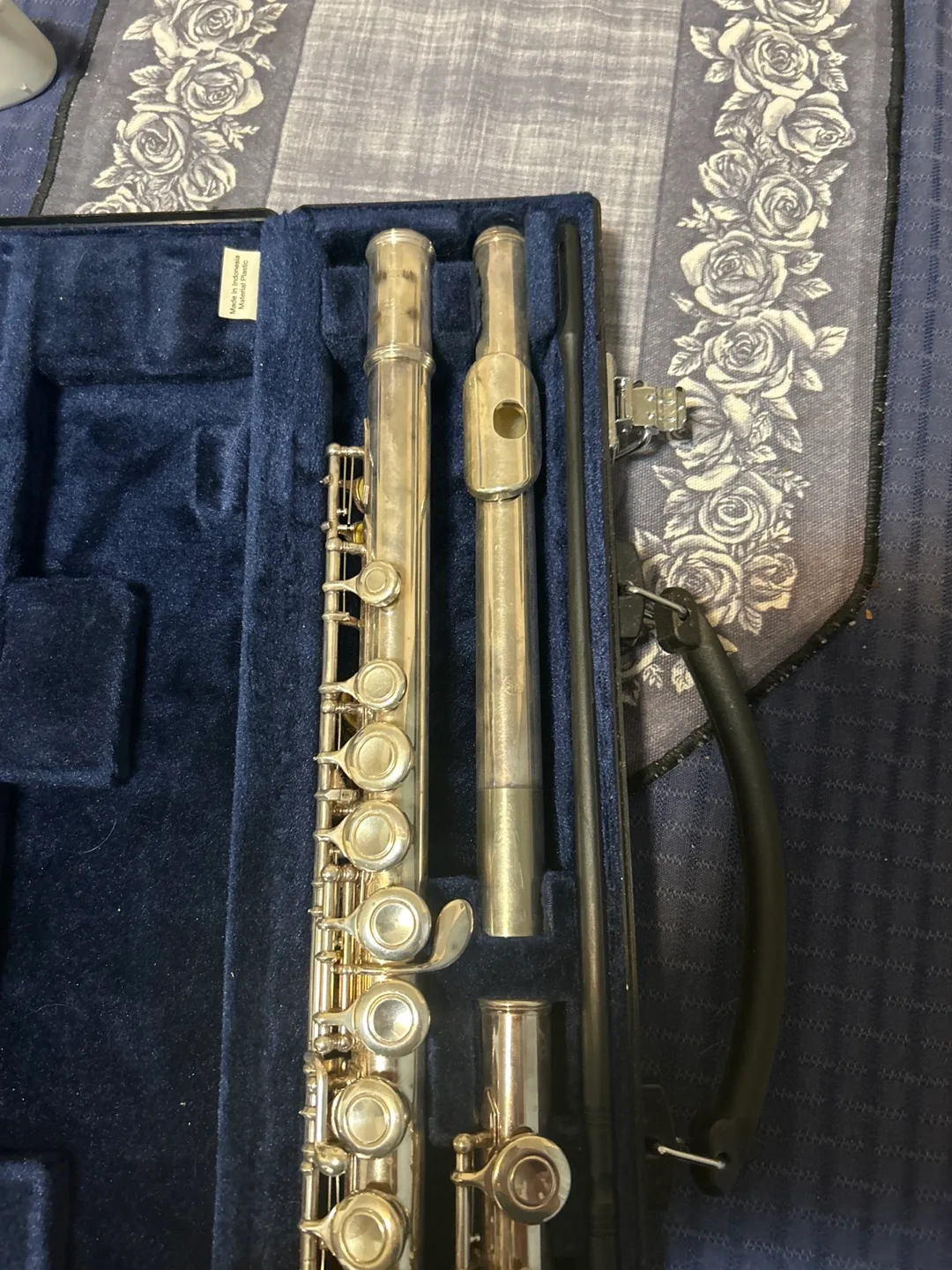 Yamaha Flute with Case & Essential Elements Book image indicator(4)