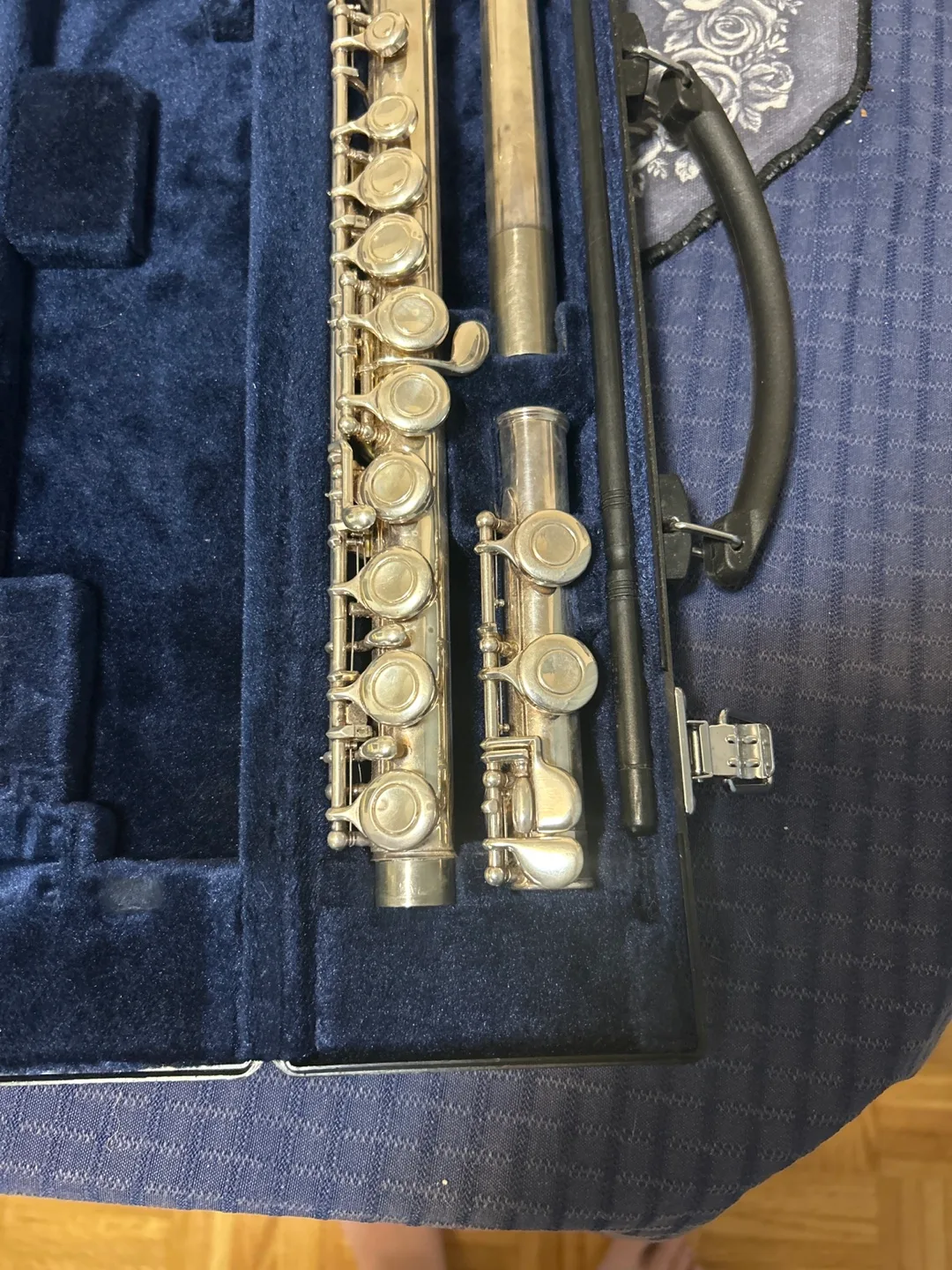 Yamaha Flute with Case & Essential Elements Book image indicator(3)