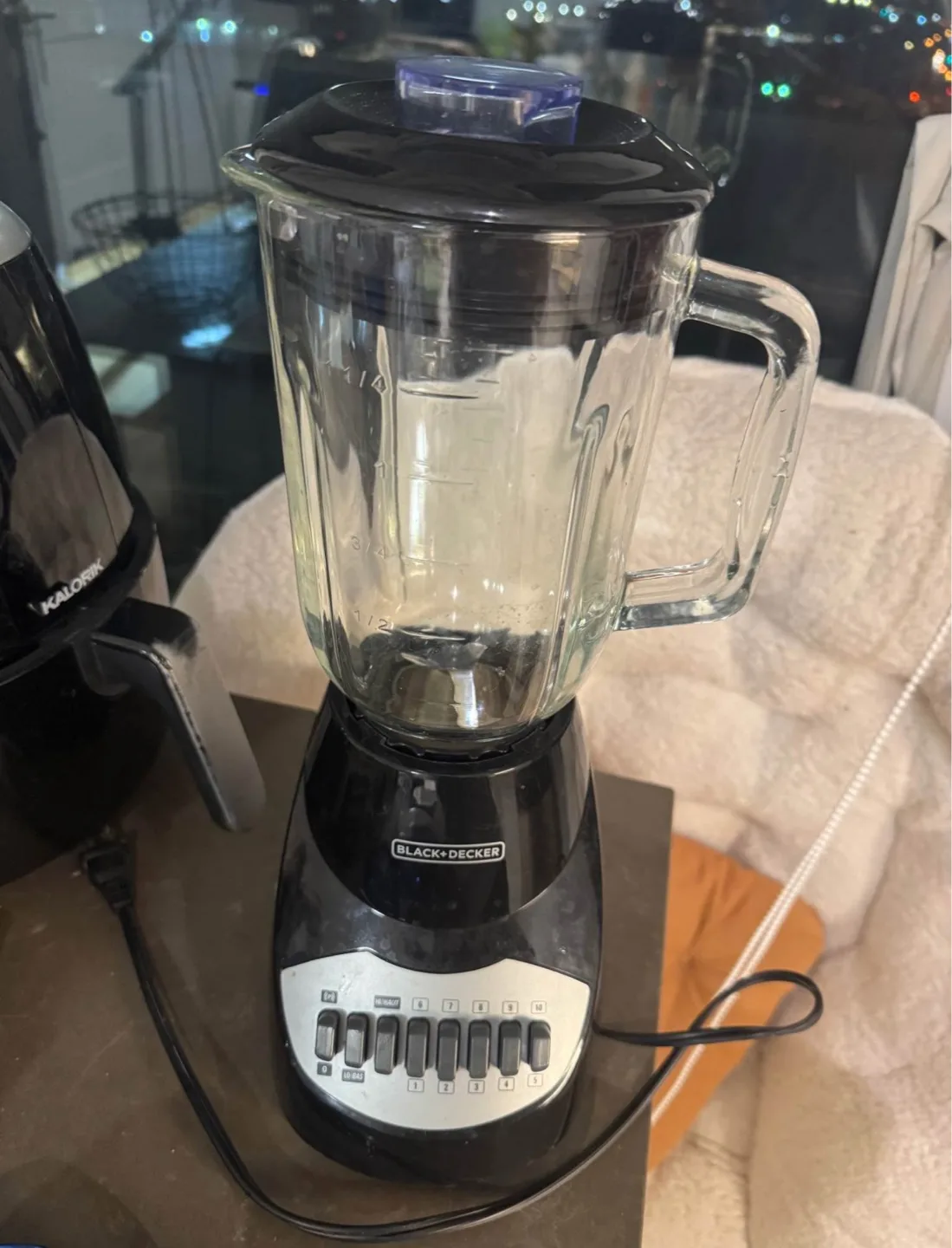 Black+Decker 10-Speed Countertop Blender with Glass Jar thumbnail