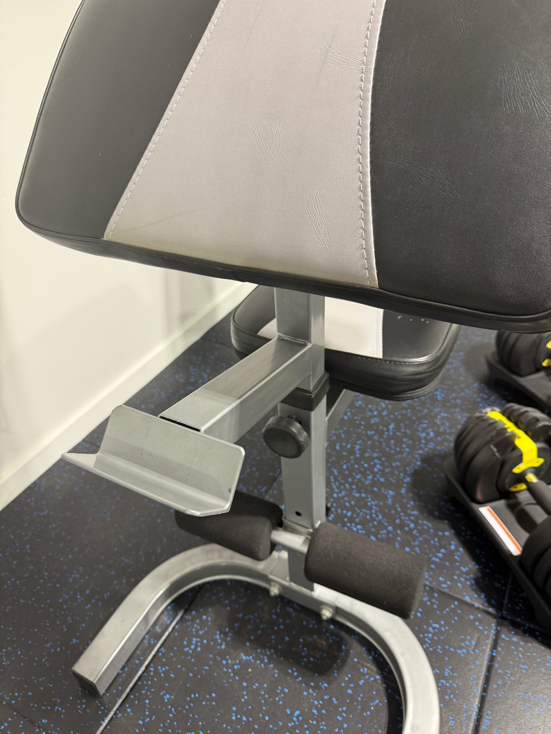 Sturdy Work out bench, adjustable dumbbells and rubber gym mats - photo 5