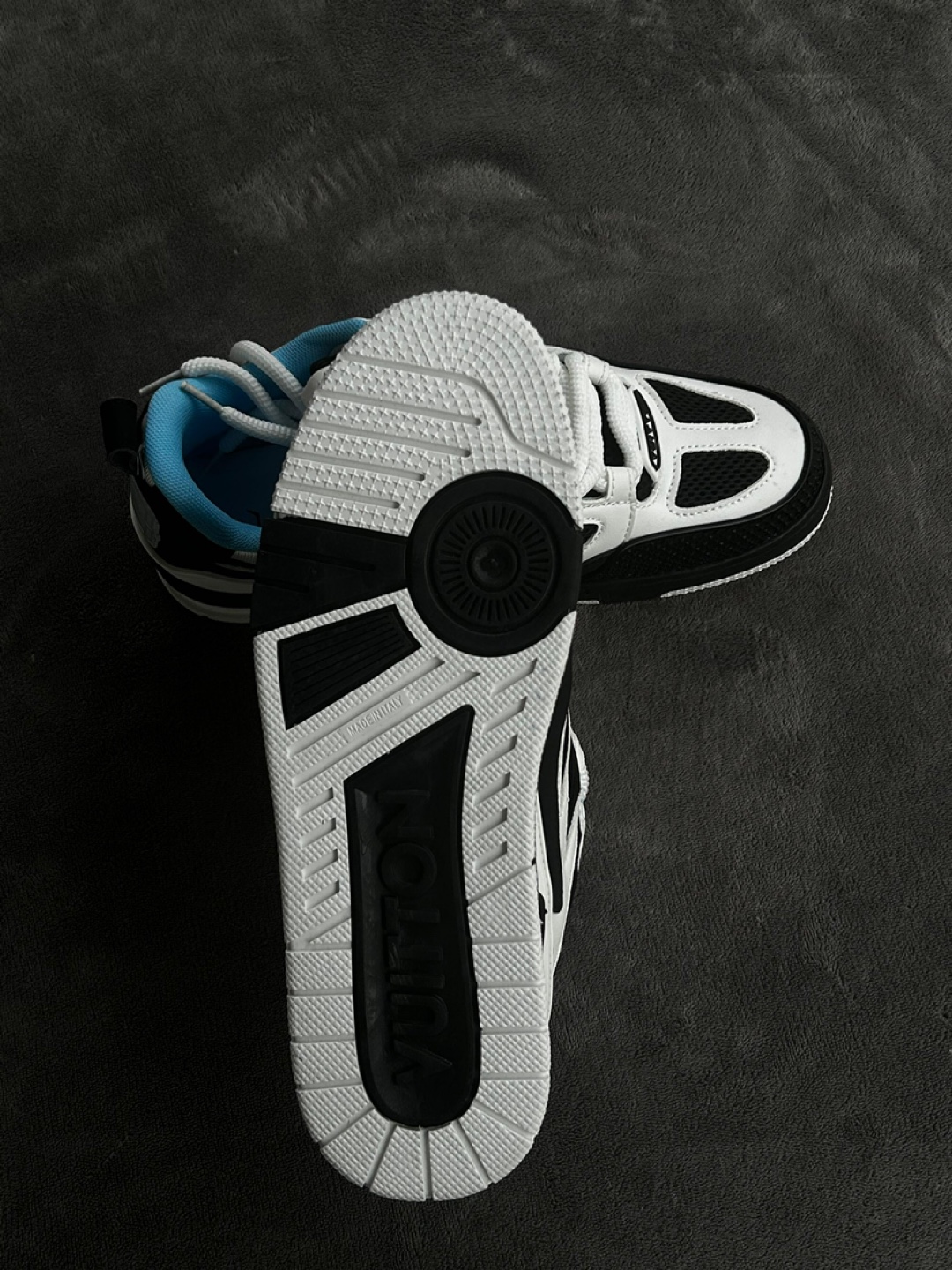Black & White Low-Top Sneakers – Blue Lining - photo 3
