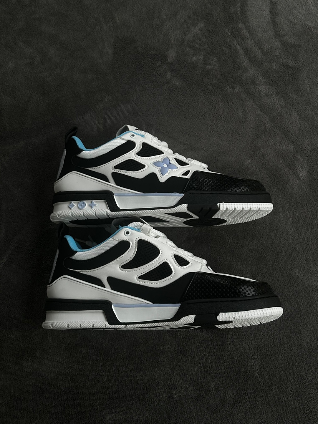 Black & White Low-Top Sneakers – Blue Lining - photo 2