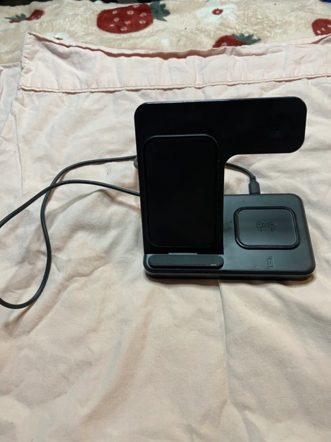 3-in-1 Fast Wireless Charger thumbnail