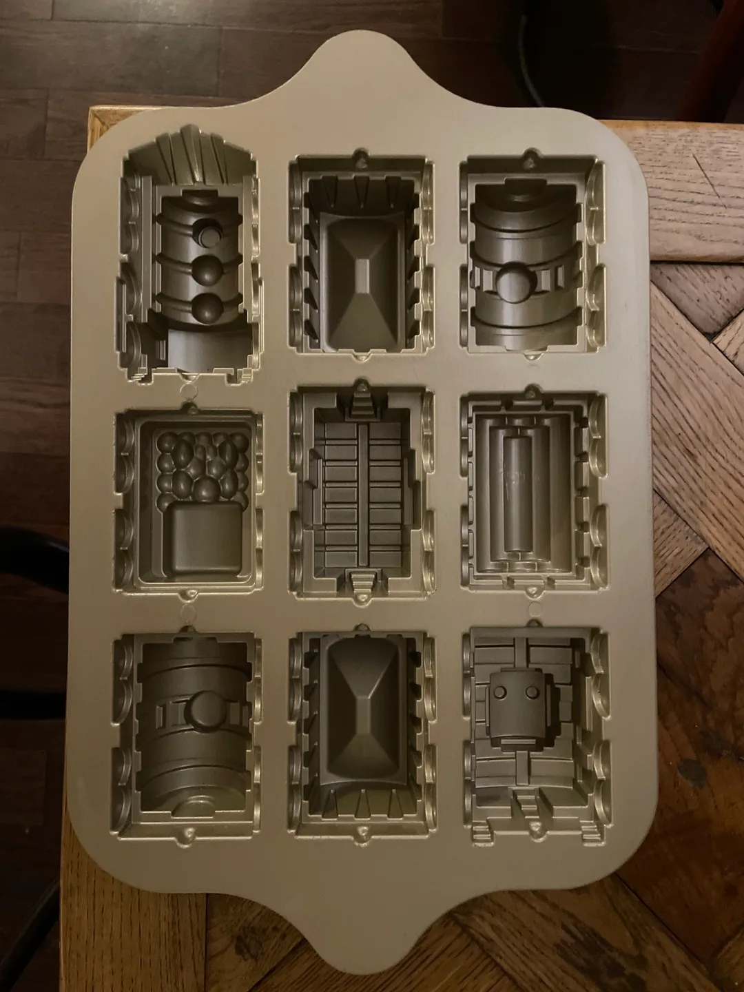 Williams Sonoma Railway Cake Pan image indicator(2)