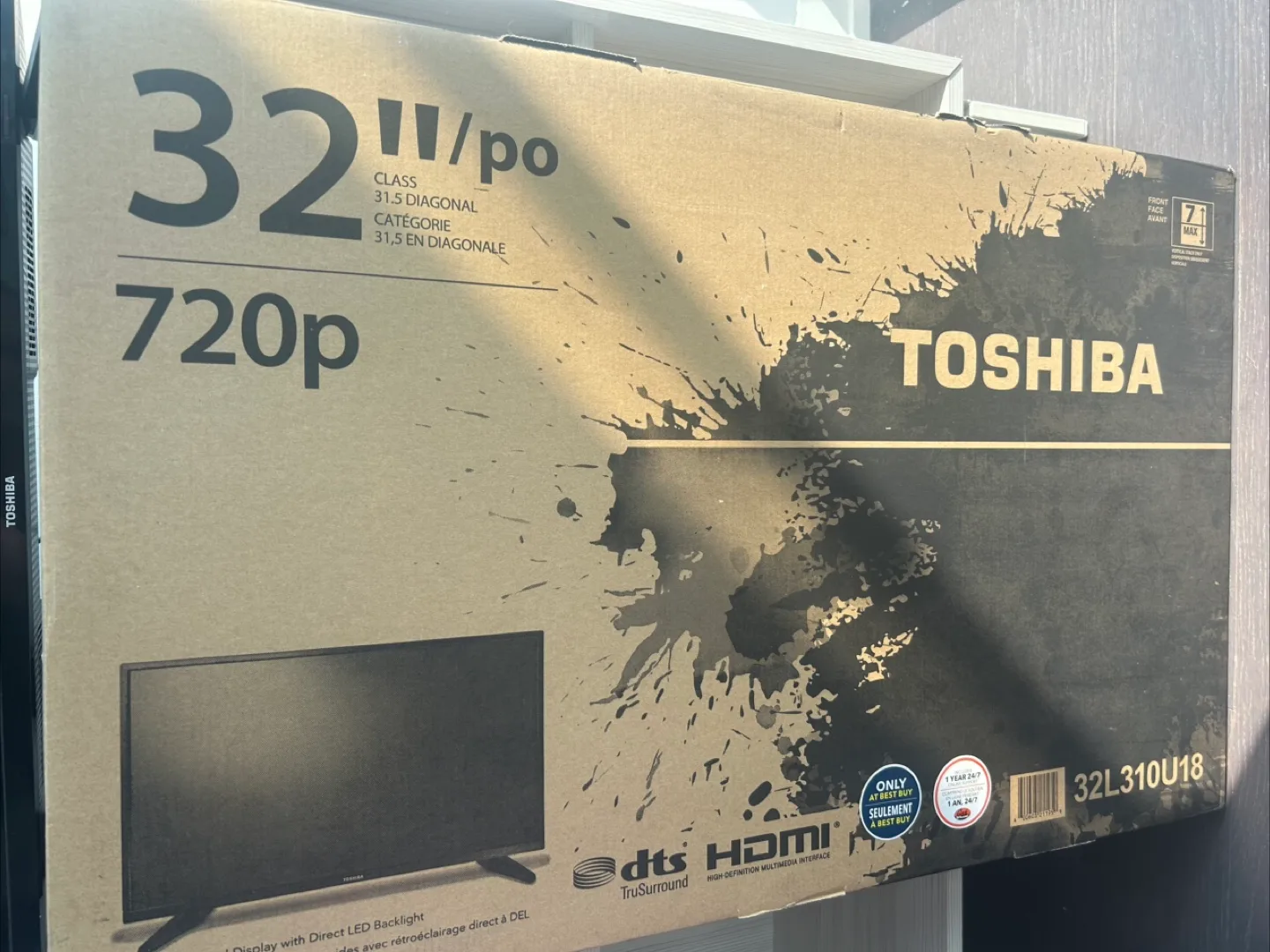 Toshiba 32" 720p TV - Like New! image indicator(2)