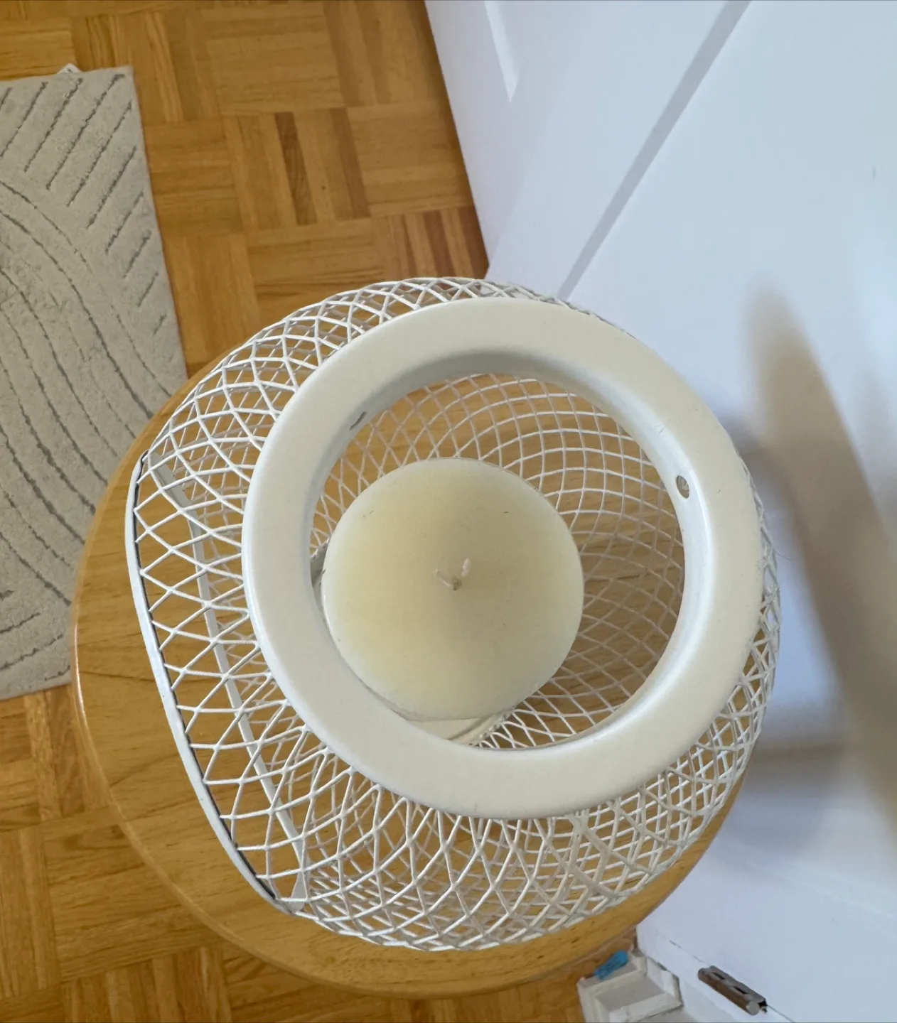 White Wire Candle Holder with Candle image indicator(4)