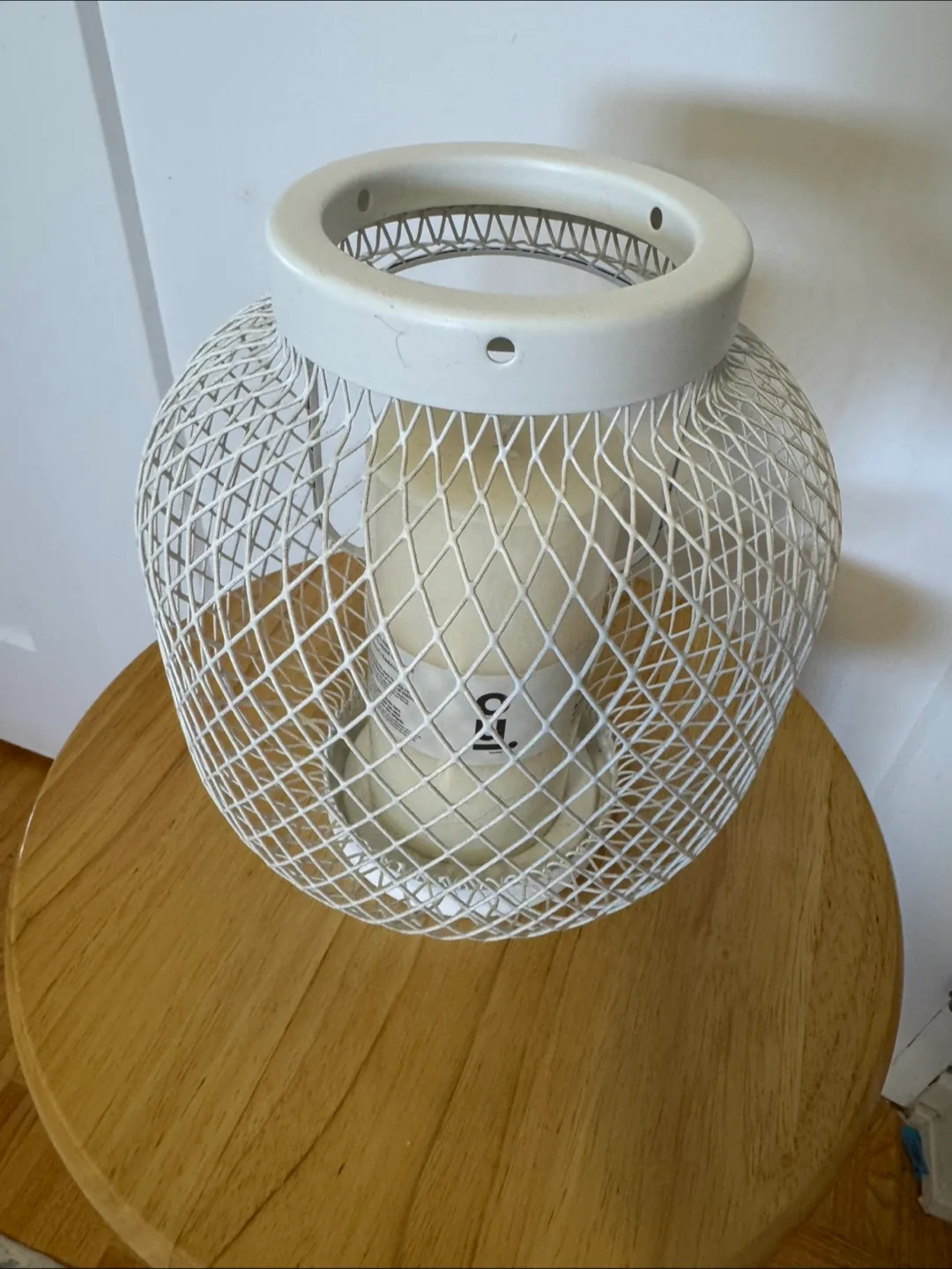 White Wire Candle Holder with Candle image indicator(3)