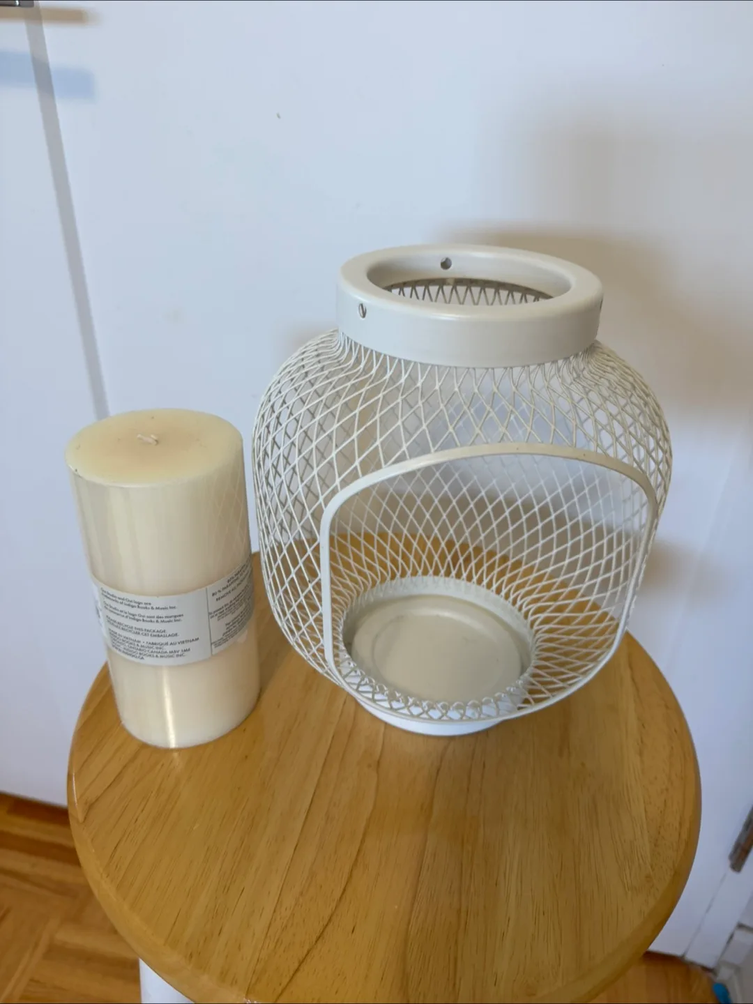 White Wire Candle Holder with Candle image indicator(2)