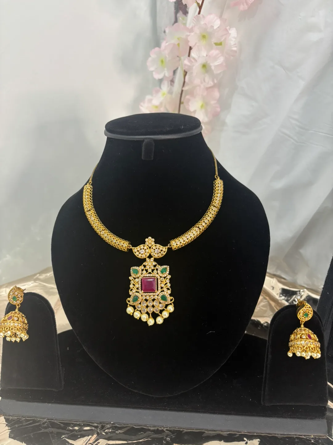 Gold lookNecklace and Earring Set thumbnail