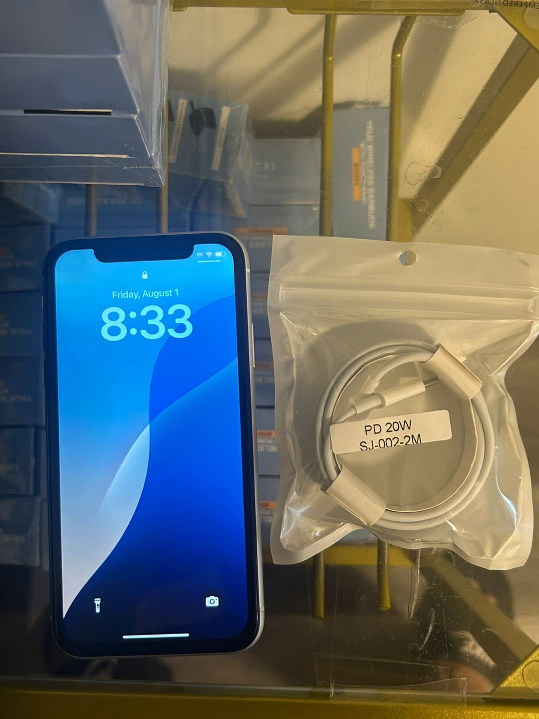 128 GB Apple iPhone XR - White - Like New