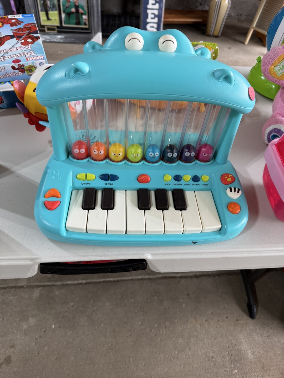 B. Toys Hipi B. Hippo Piano