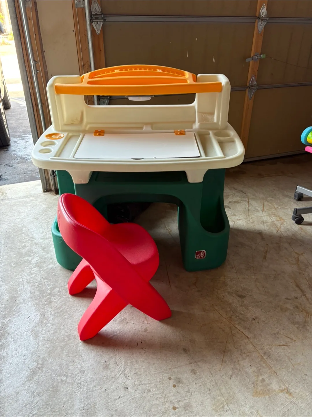 Kids Art Desk with Chair Step 2 image indicator(3)