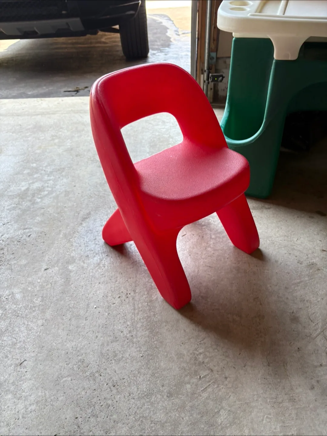 Kids Art Desk with Chair Step 2 image indicator(2)