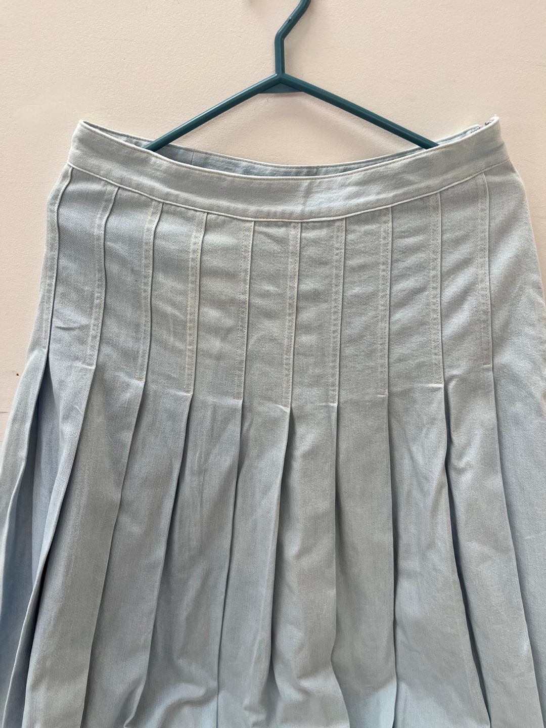 Babaton Aritzia Denim Pleated Mini Skirt - Size 8 - photo 4