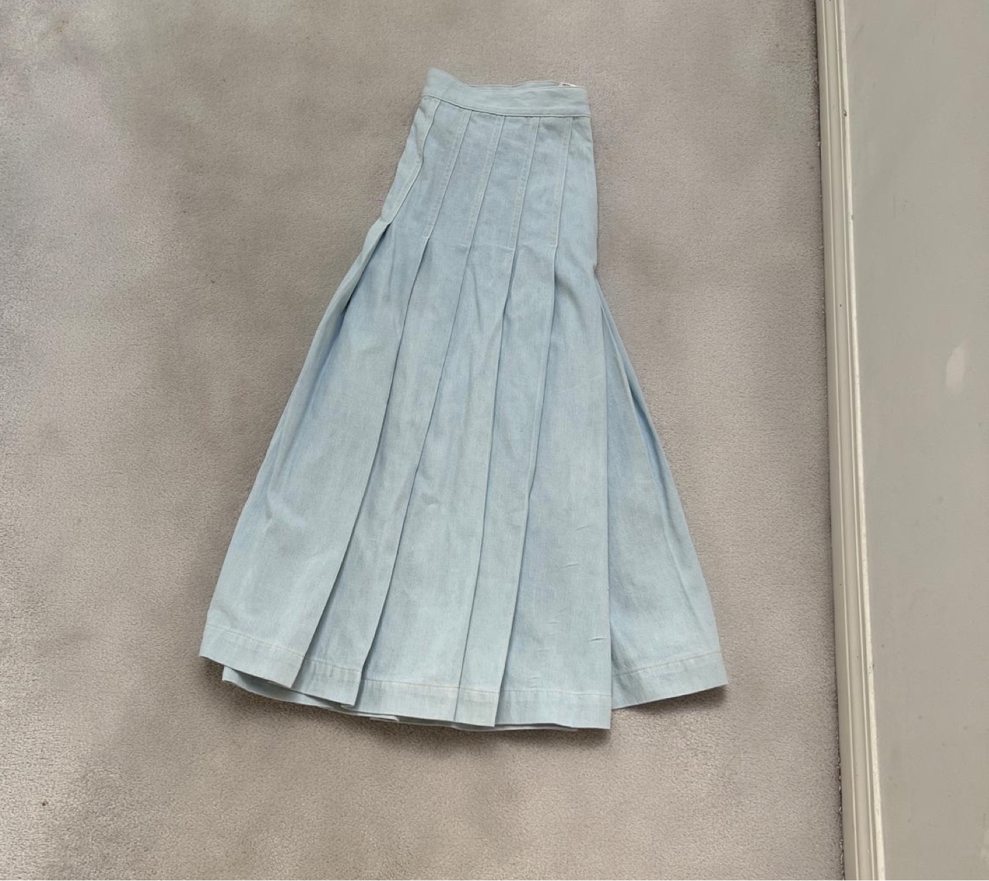 Babaton Aritzia Denim Pleated Mini Skirt - Size 8 - photo 2