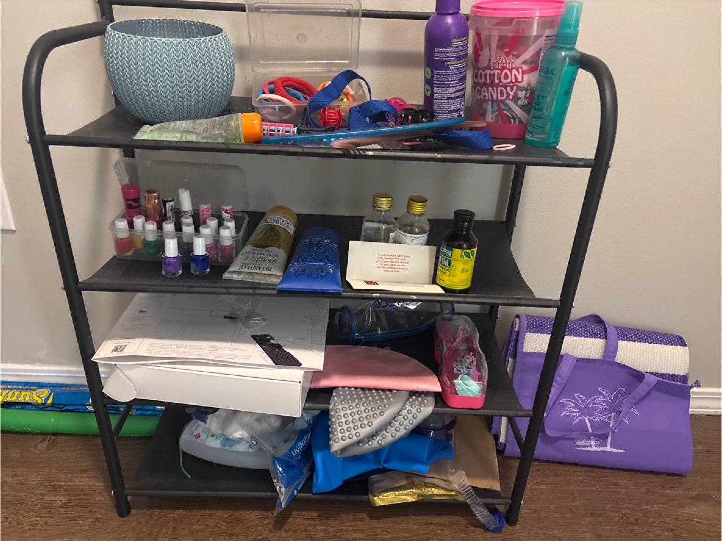 Table dresser with 4 storeys and 8 big and 8 small hangers