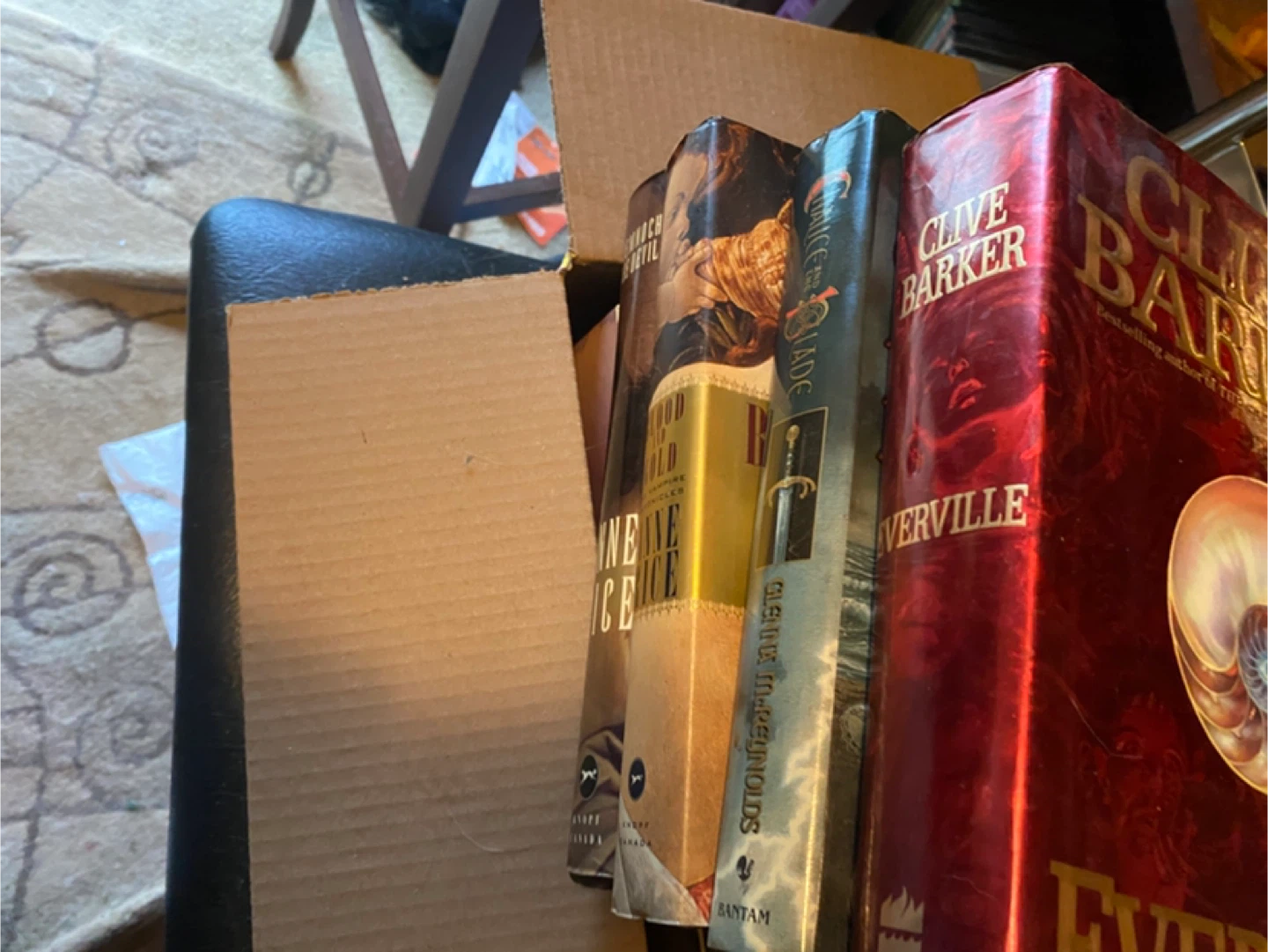 Mixed Lot of Anne Rice & Clive Barker Books - photo 5