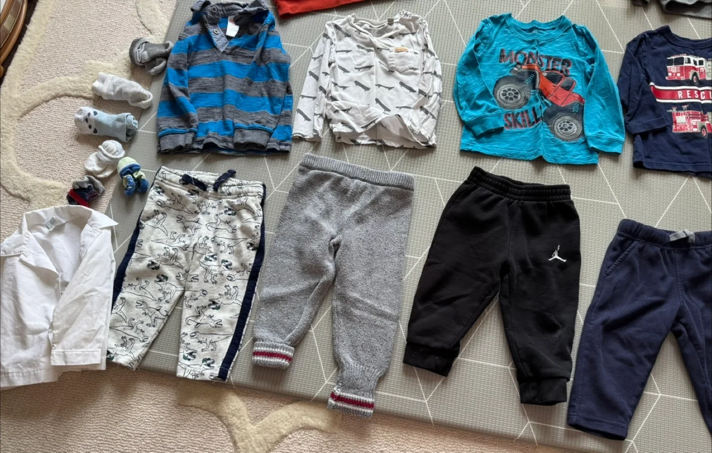 Mix of Baby Clothes - 12-18 Months image indicator(5)