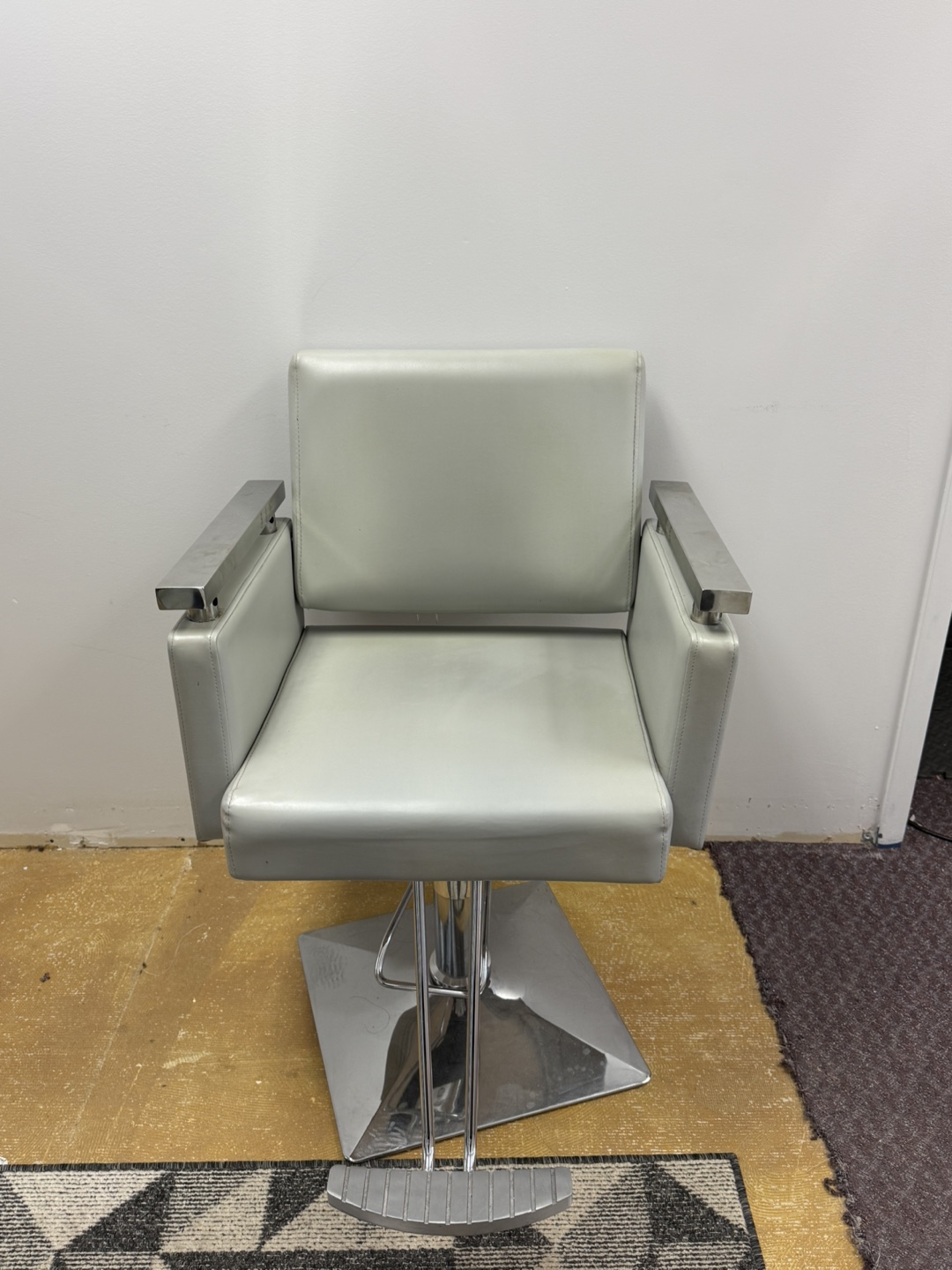 Salon/Barber Chair - Silver