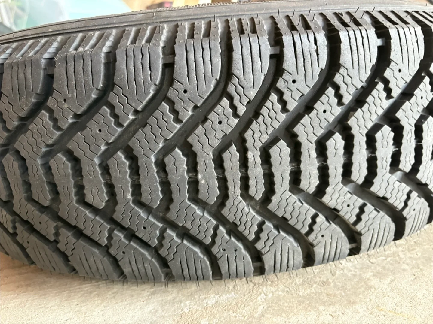 Tires- Goodyear Nordic Winter Tire P215/70R15 image indicator(3)