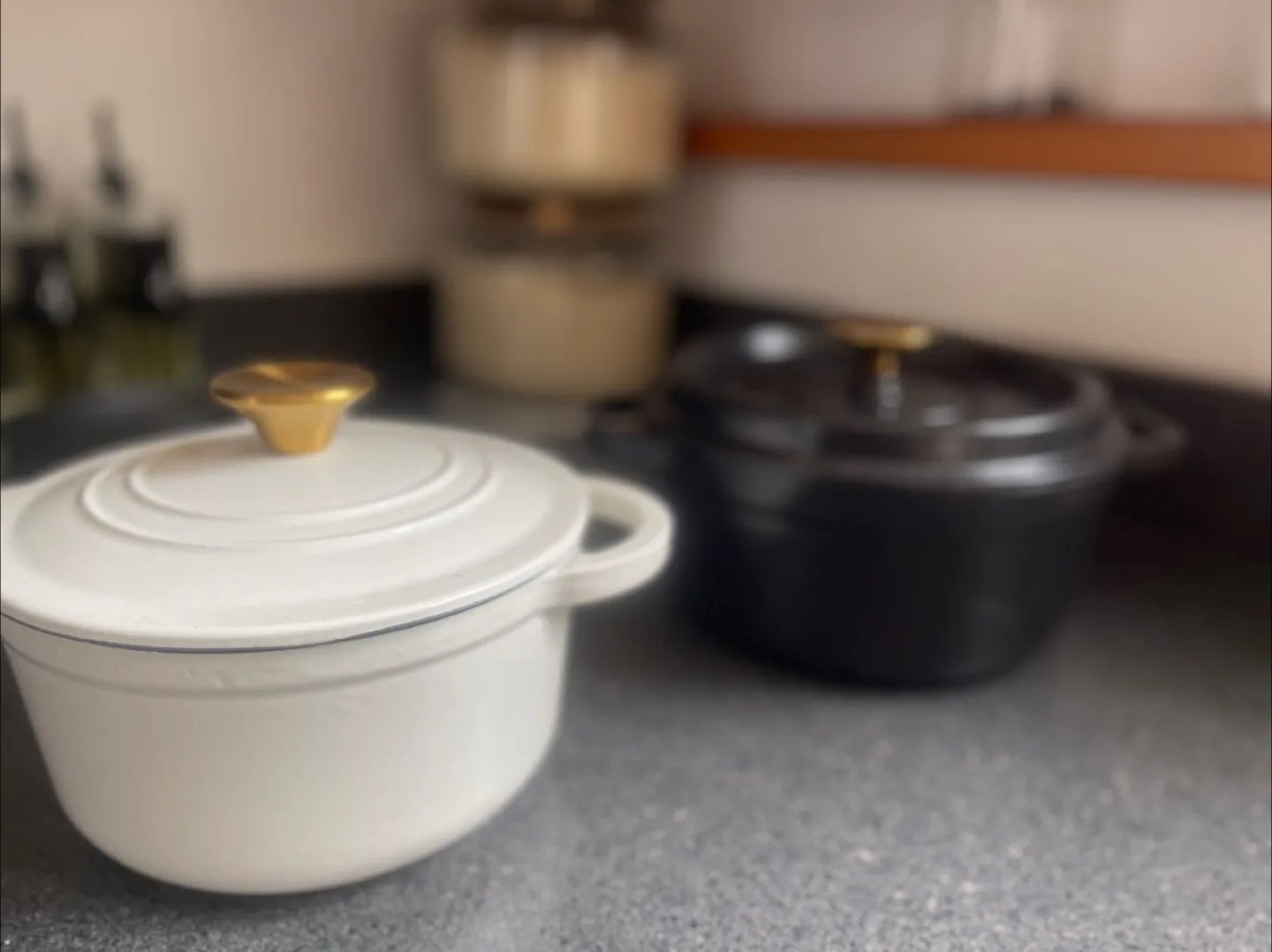 Crofton 2QT Dutch Oven - White and black 🥕 thumbnail