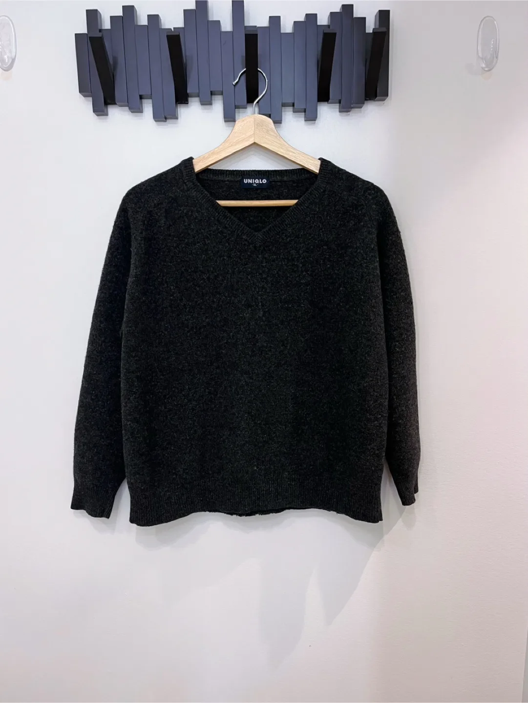 Uniqlo Wool V-Neck Sweater-Size L thumbnail