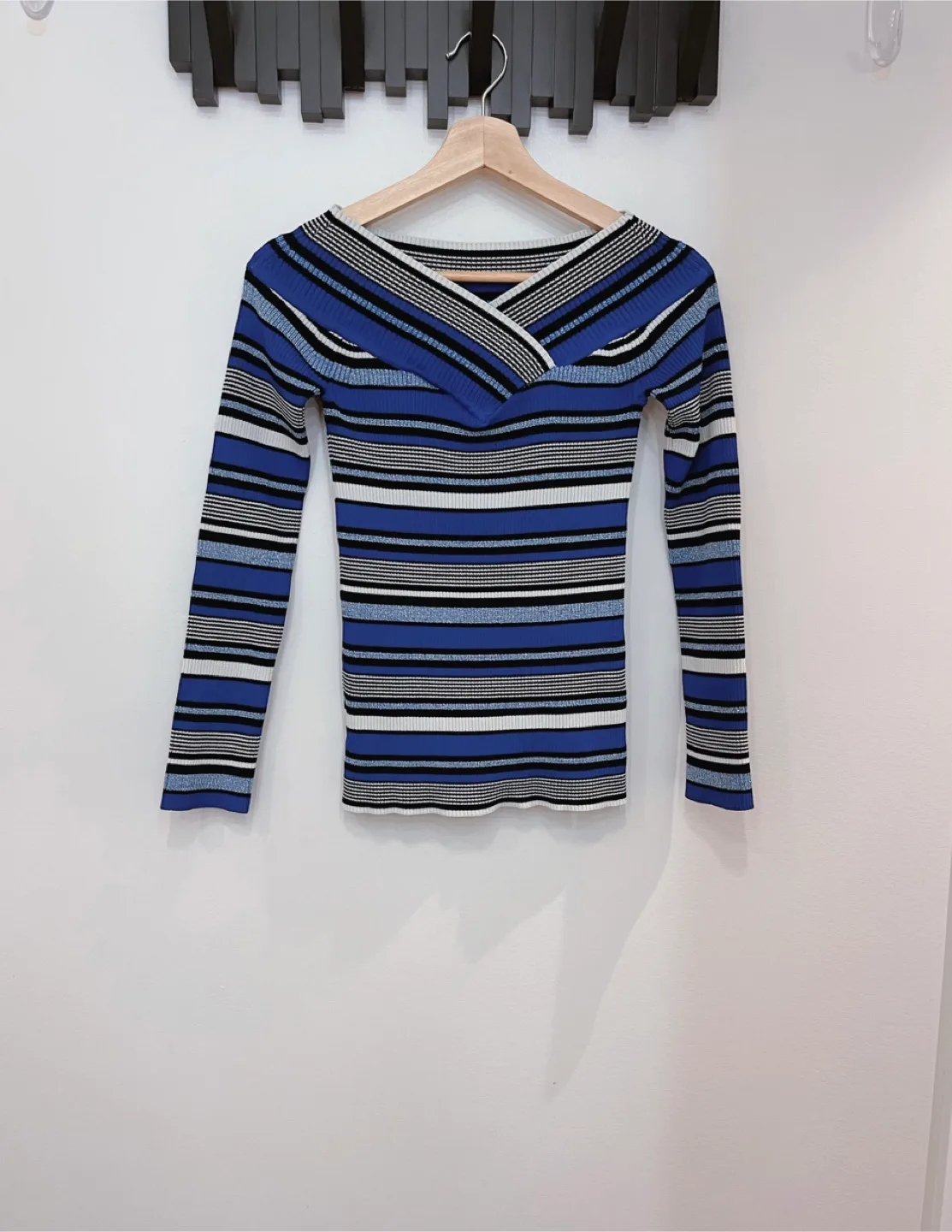 New Striped stretchy sweater - Size M thumbnail