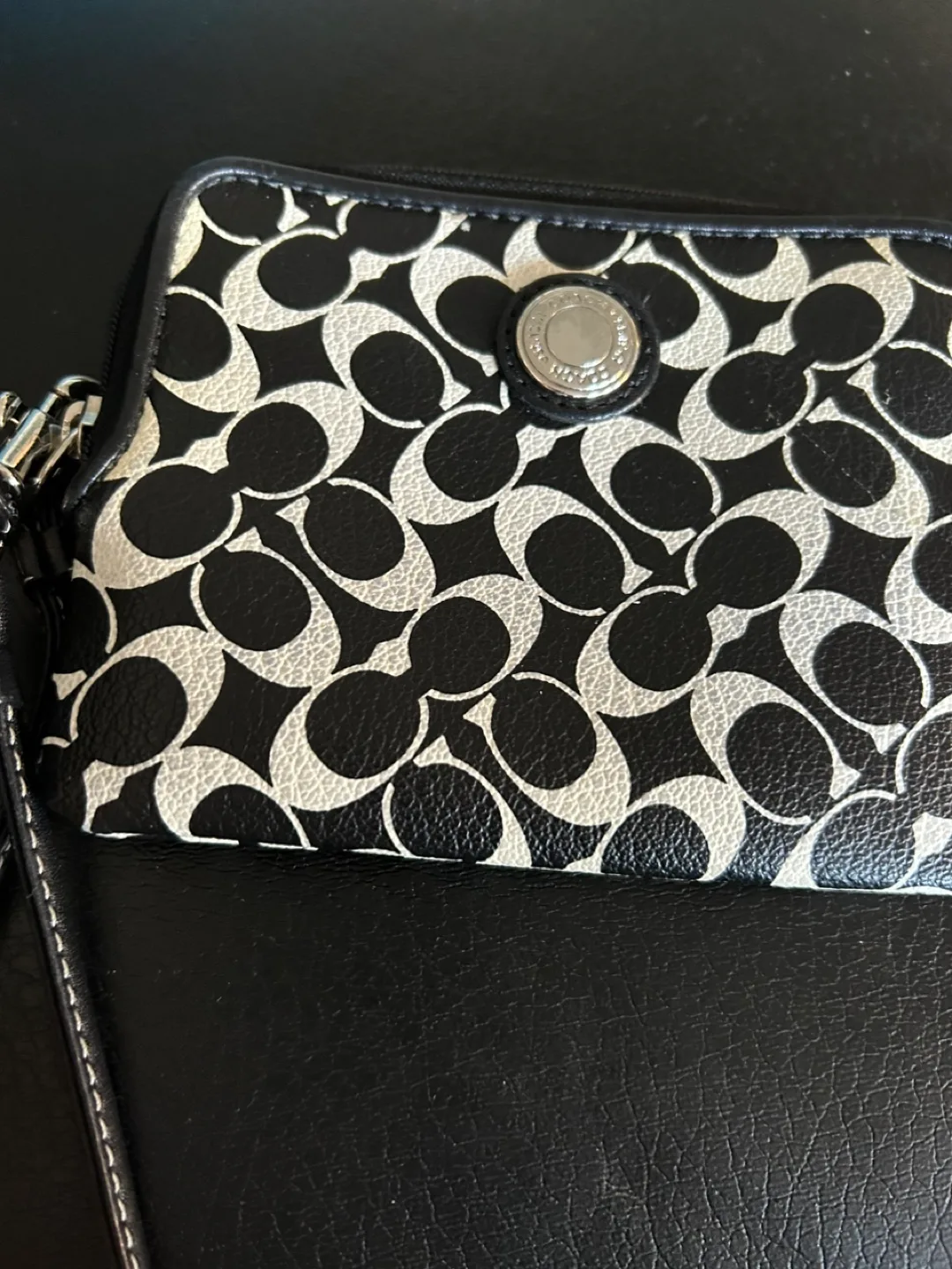 Coach Wristlet Black/White Signature image indicator(2)