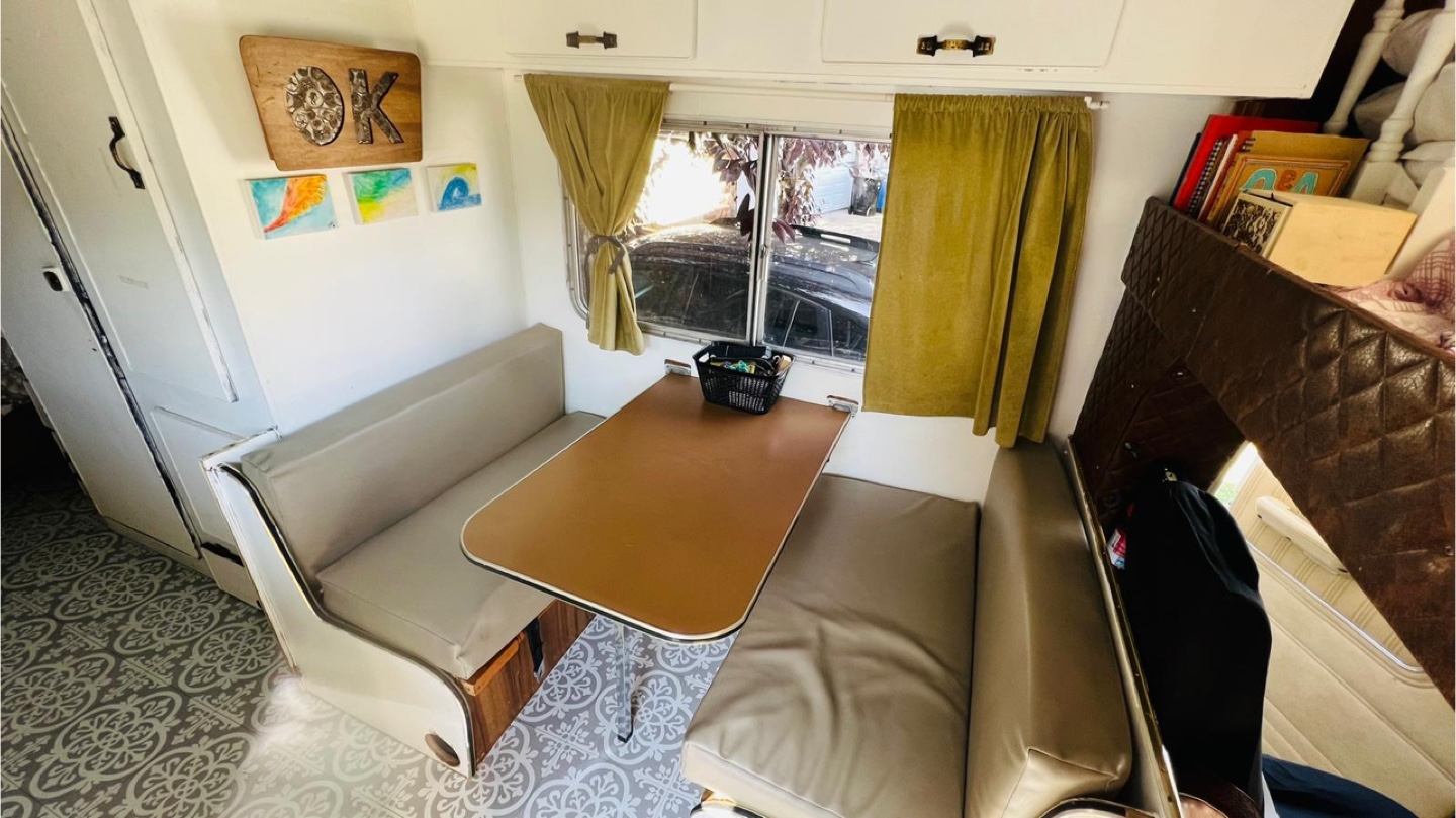 1979 Ford Okanagan Custom Coach 24ft class C RV - photo 5