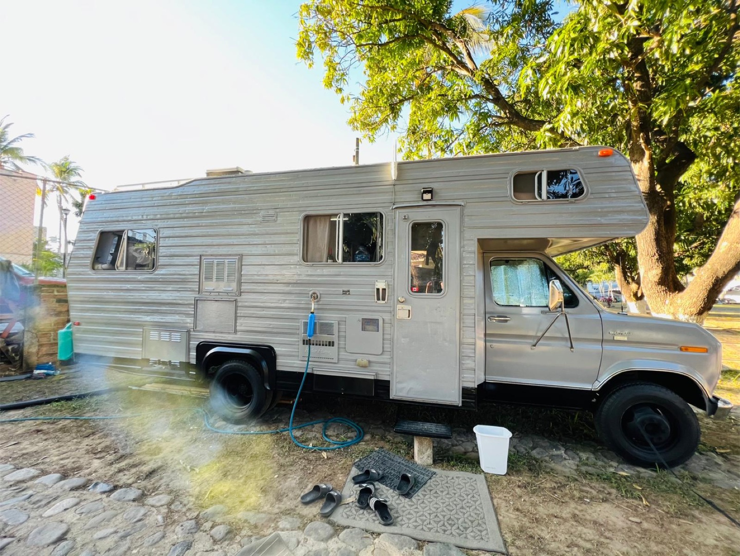 1979 Ford Okanagan Custom Coach 24ft class C RV - photo 4