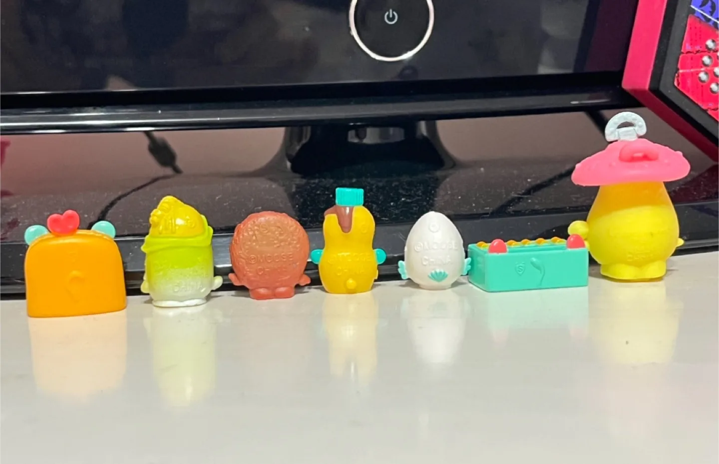 Lot of 7 Shopkins Figures image indicator(2)