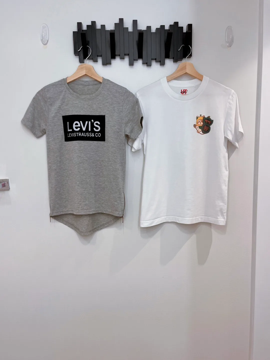 Levi's & Uniqlo T-Shirts - Size S thumbnail