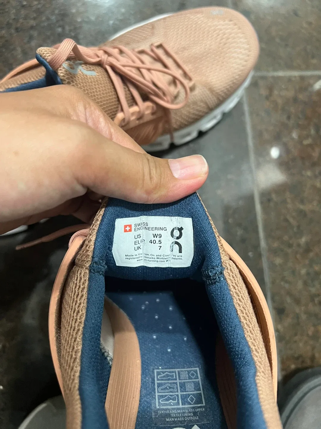 On Cloud Women's Running Shoes US 9 image indicator(3)