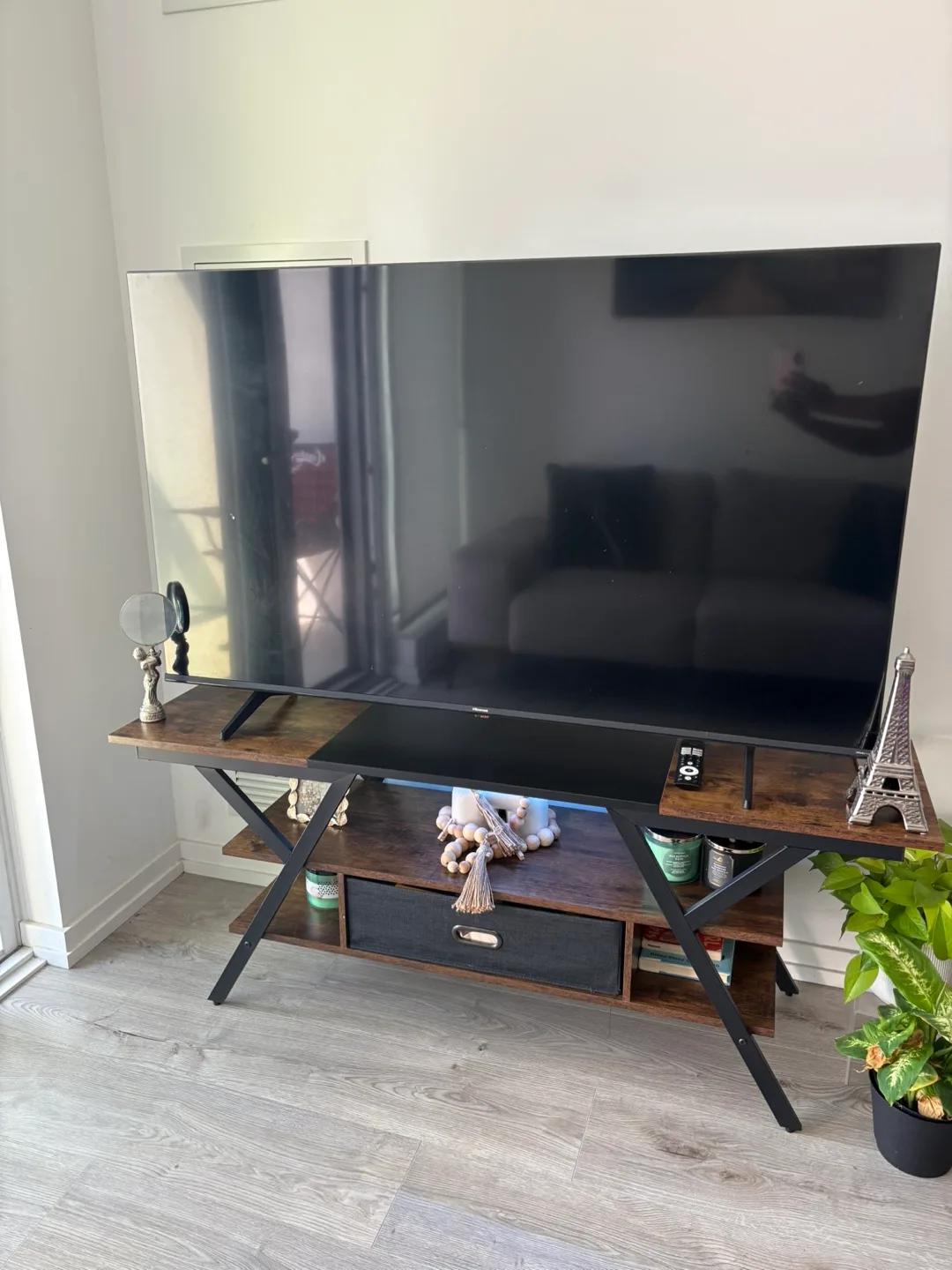 Hisense 58” Smart TV & TV Stand image indicator(2)