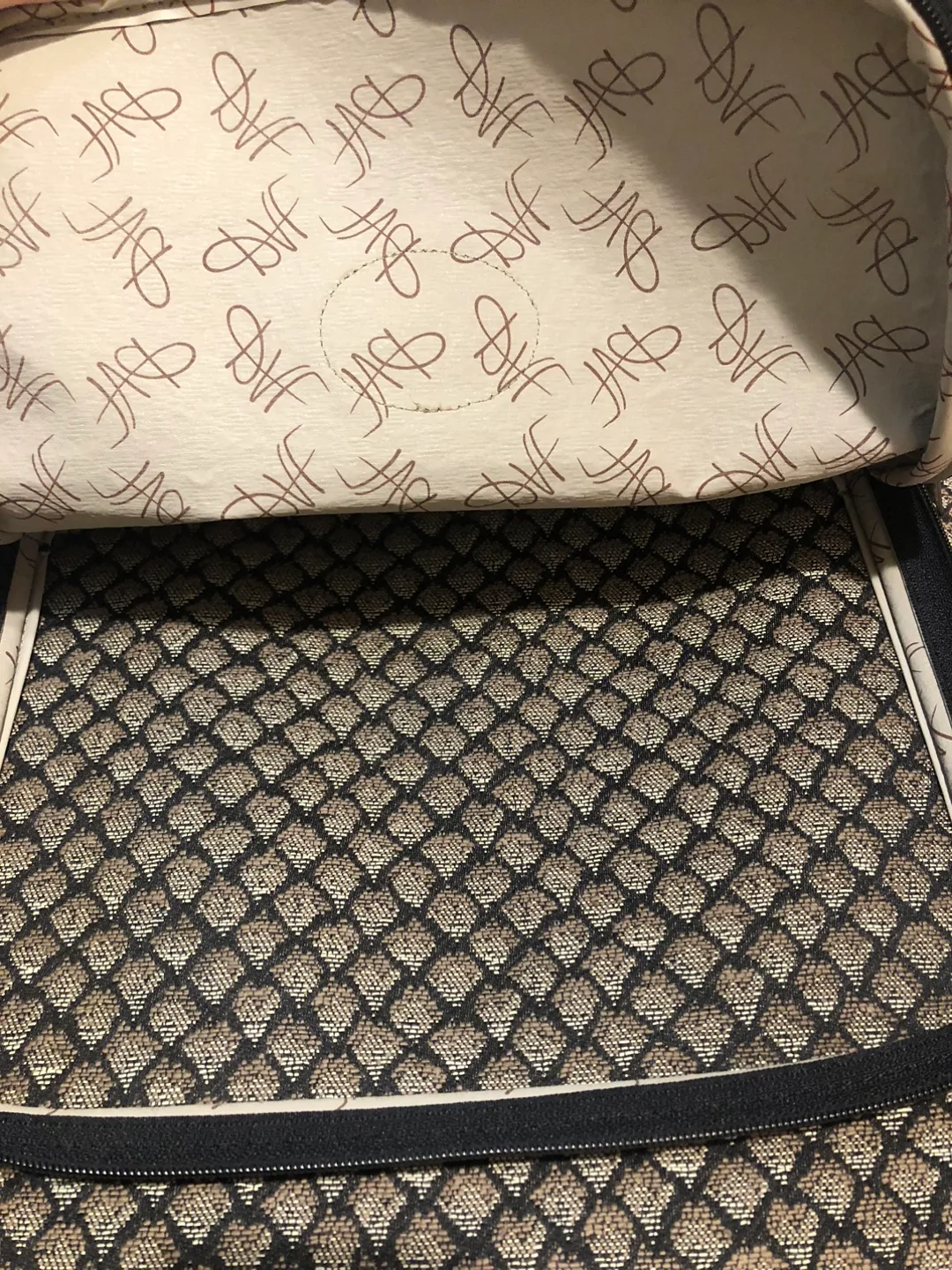 Carry-on size suitcase image indicator(5)