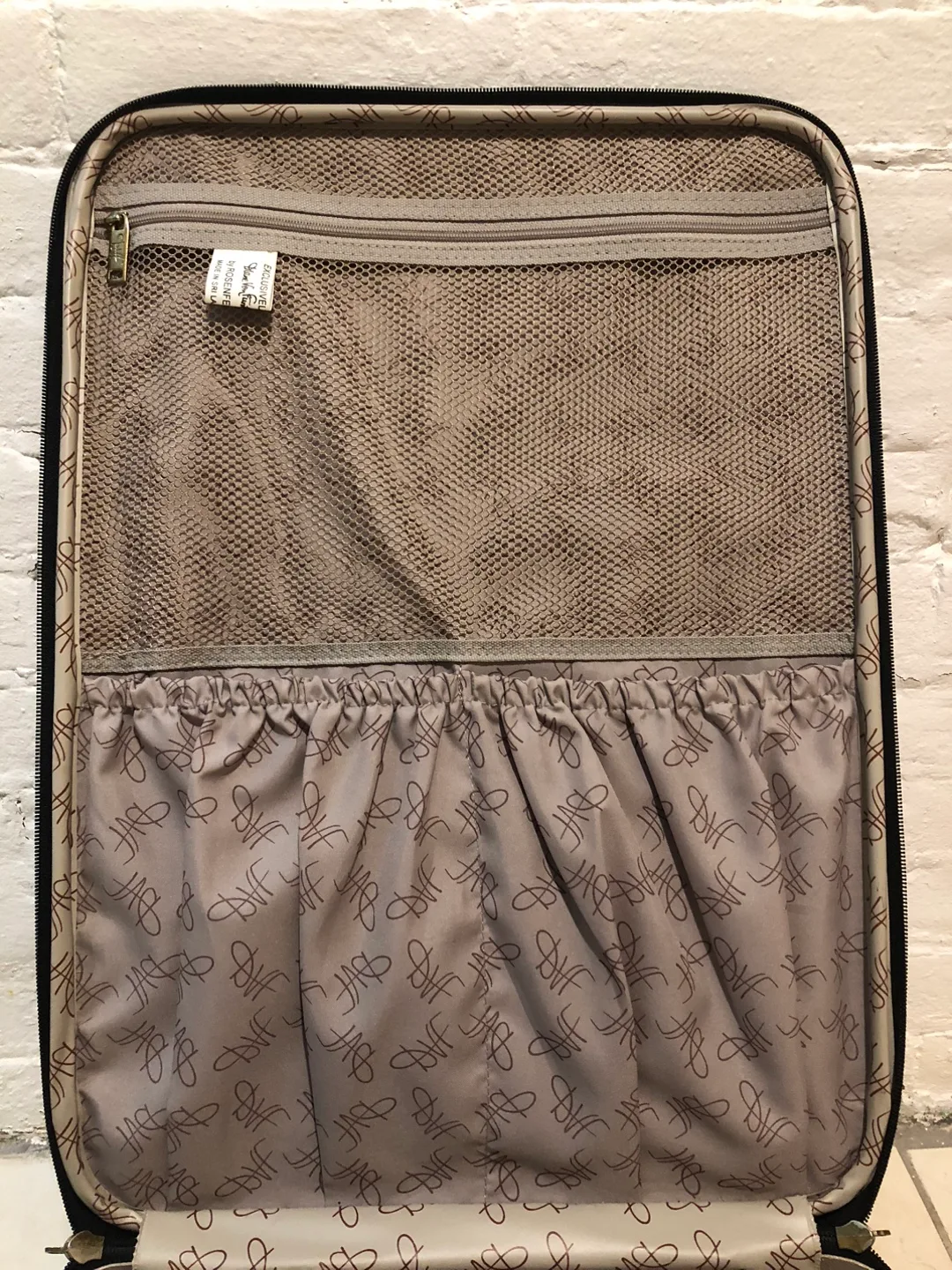 Carry-on size suitcase image indicator(3)