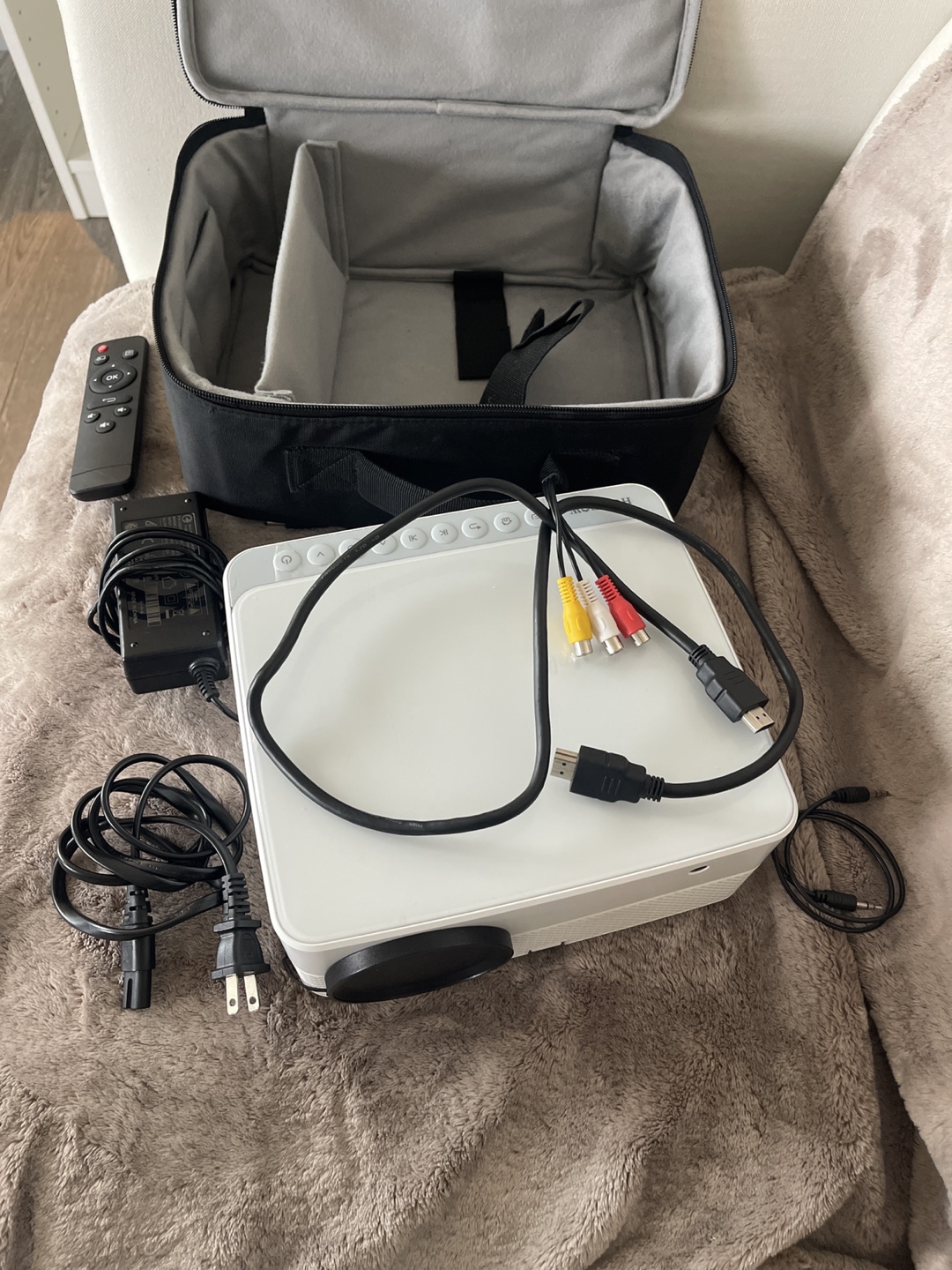 HOMPOW LED Projector with Case - photo 3