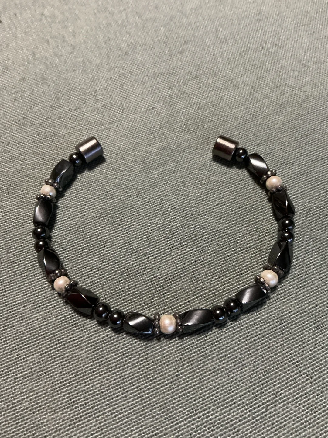 Hematite & Pearl Bracelet Magnetic image indicator(2)