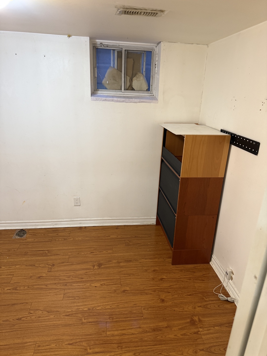 One bedroom Basement - photo 5