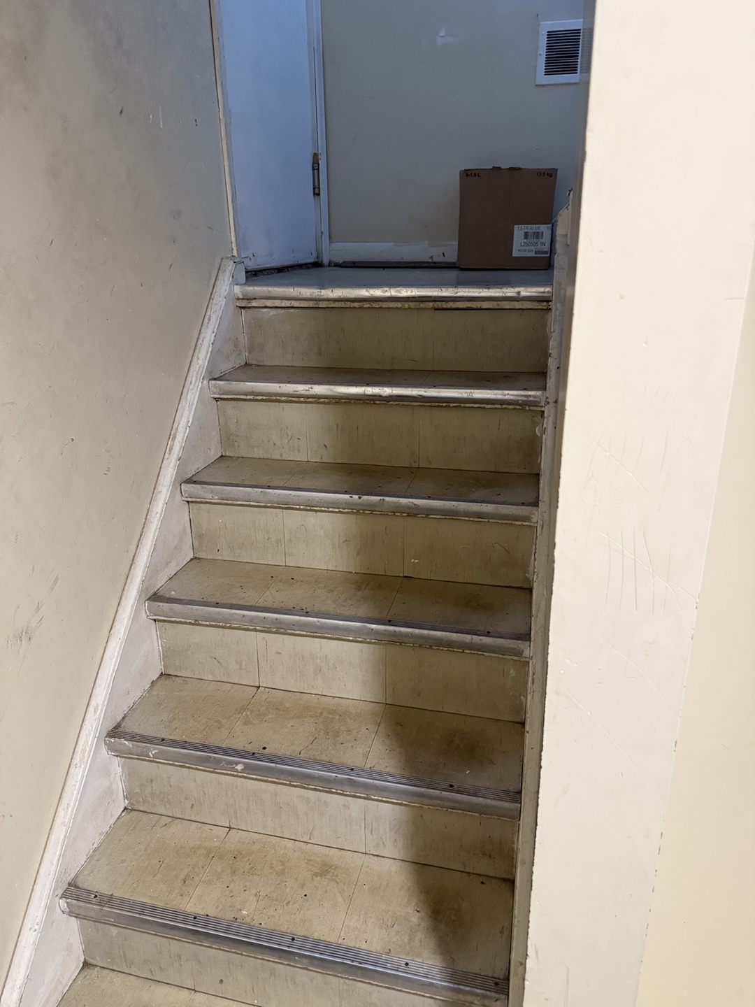 One bedroom Basement - photo 3
