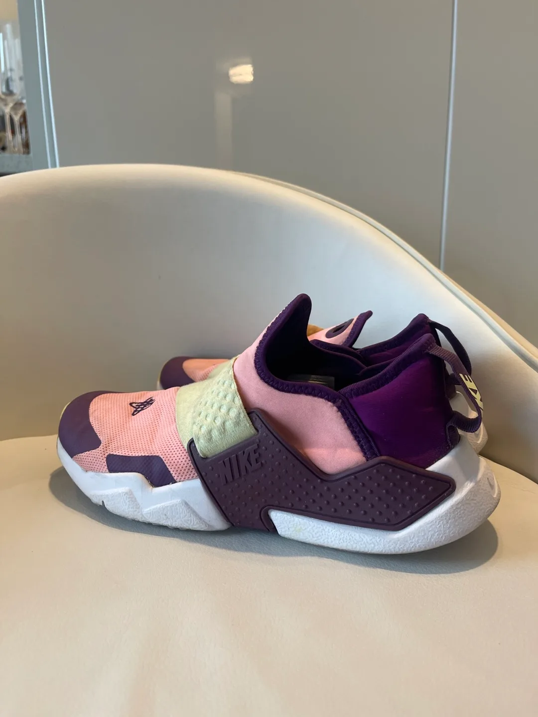 Nike Air Huarache Run SE (GS) Youth Size 6.5 (male) thumbnail