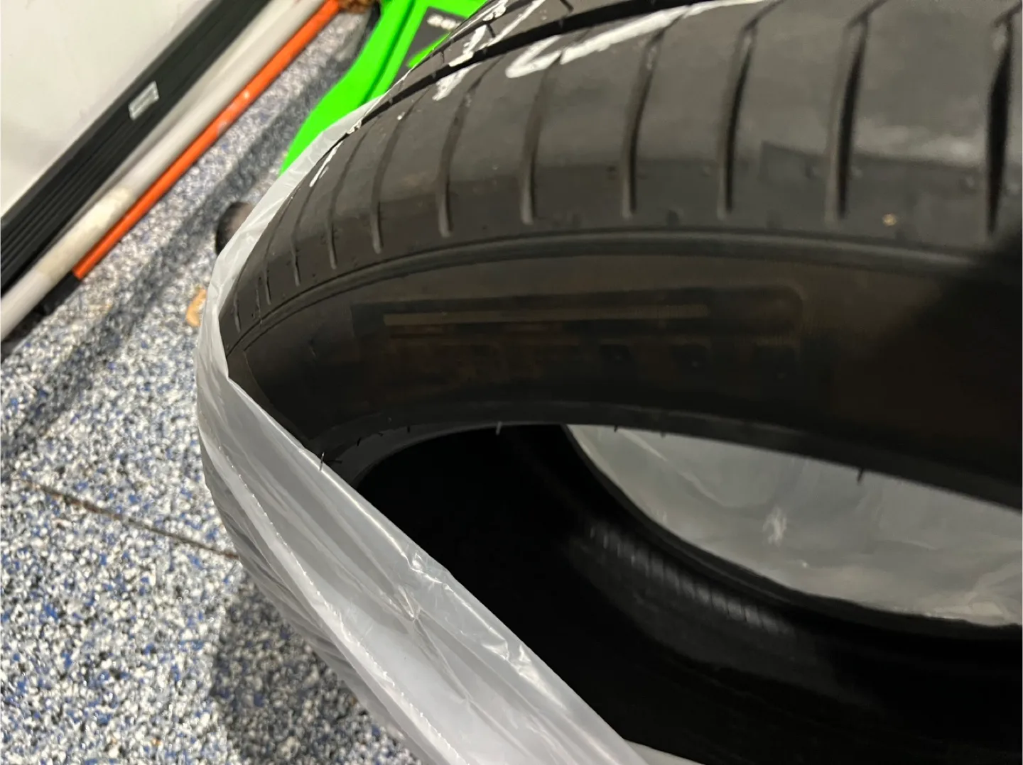 Pirelli P Zero 255/40R19 96Y Tire image indicator(3)